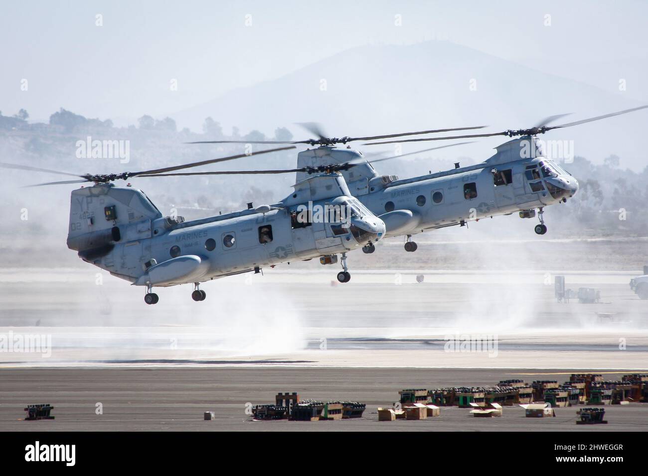 IL Boeing CH46 DELL'esercito DEGLI STATI UNITI trasporta la formazione dell'elicottero che atterra nell'area di combattimento portando le truppe di sostegno Foto Stock