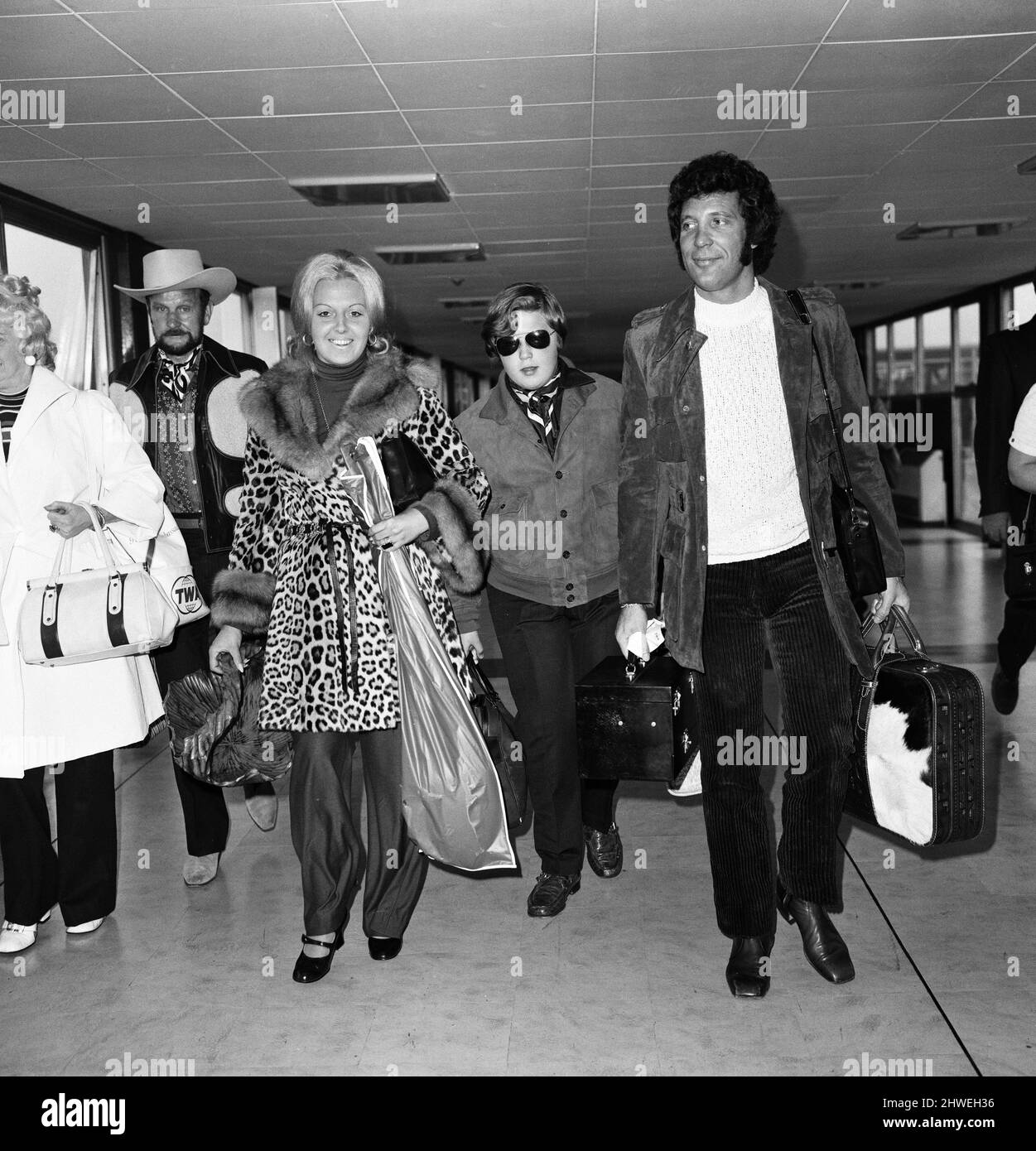 Il cantante Tom Jones è stato accolto oggi a casa all'aeroporto di Heathrow quando è tornato da un tour di sette mesi in America. È raffigurato con la sua famiglia, la moglie Linda e il figlio Mark. 14th ottobre 1970. Foto Stock