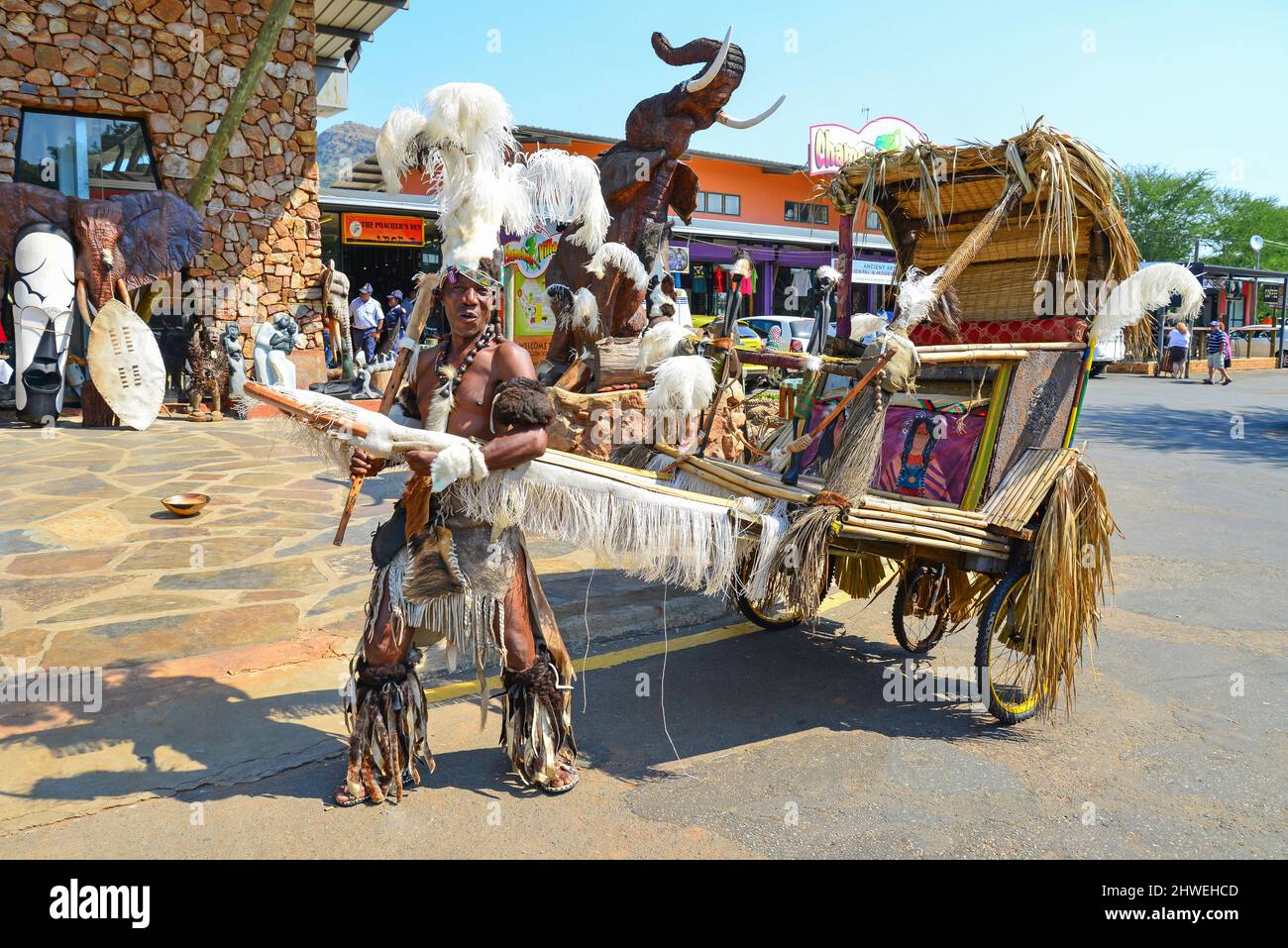 Zulu warrior con il rickshaw a Chameleon Village, Hartbeespoort, nord ovest della provincia, Repubblica del Sud Africa Foto Stock