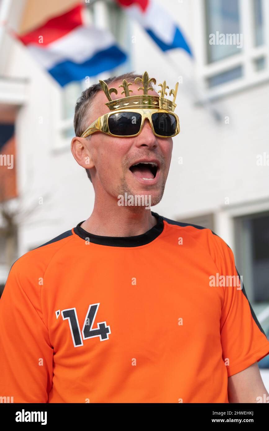 Dutchman festeggia la giornata dei re sulla strada durante una festa di strada vestita in arancione in Olanda i Paesi Bassi. Koningsdag è un festival tradizionale a. Foto Stock