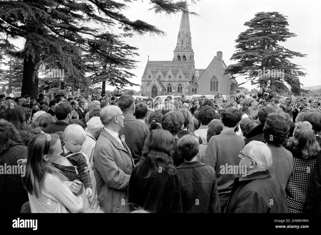 Rolling Stones: Funerale di Brian Jones. Folle al cimitero.10 luglio 1969 Foto Stock