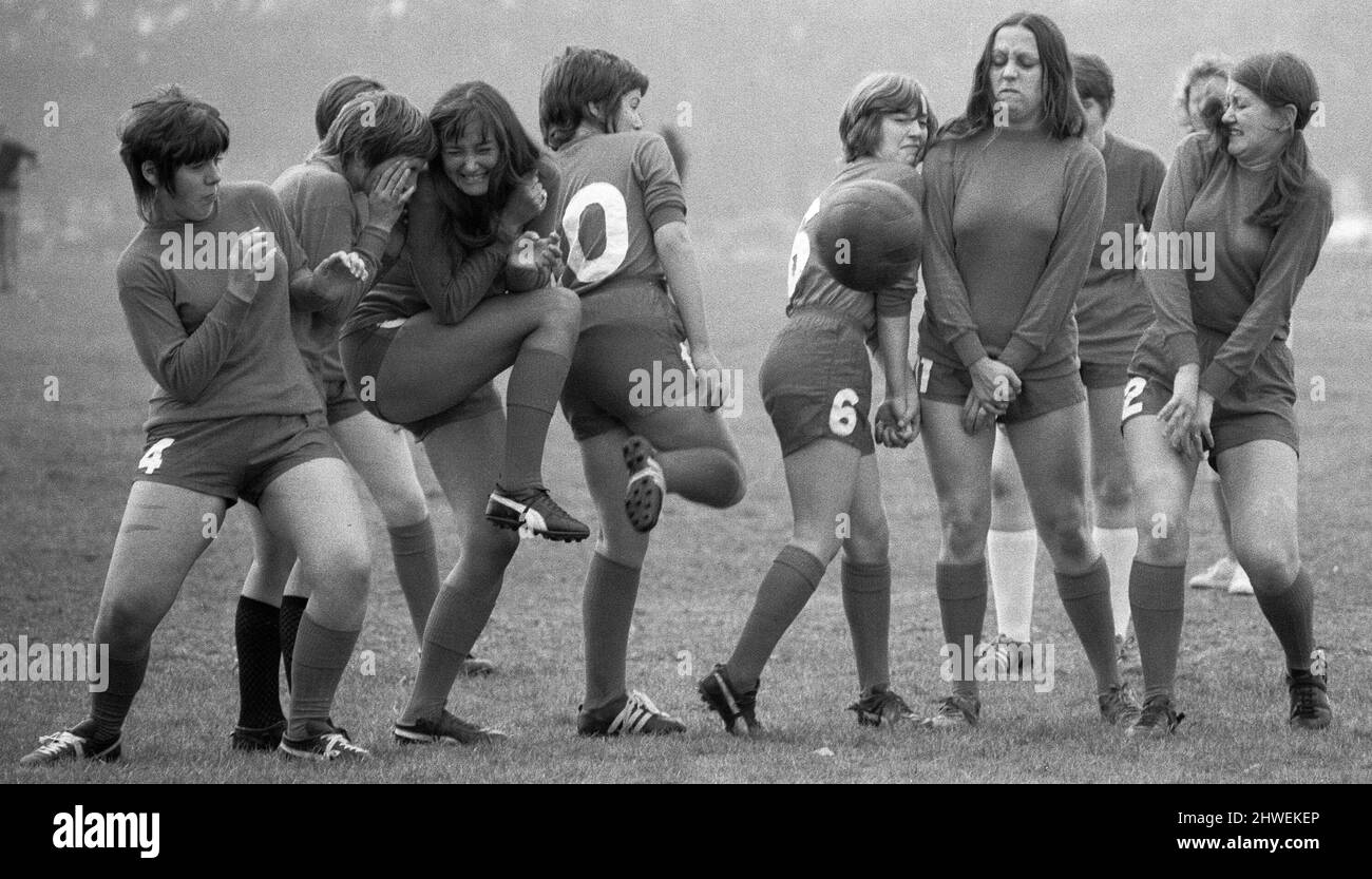 Non guardare ora, Deidre, ma quella palla brutta sta arrivando il nostro modo. Orient Girls che intraprende un'azione difensiva contro un calcio libero. 27th settembre 1970 Foto Stock