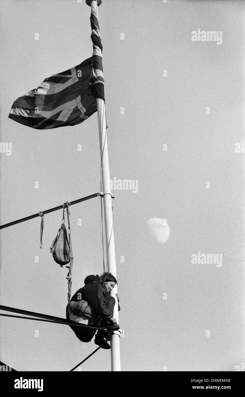 Ann Warren, studente di 22 anni, salì in cima alla casa di Rhodesia, prese la bandiera del regime ribelle smith e la sostituì con Union Jack. Nella foto, Ann Warren sul palo della bandiera sostiene sopra Rhodesia House. A 5pm anni prese l'Union Jack giù e finalmente venne sul marciapiede Strand per una conferenza stampa e un bacio dal suo ragazzo, Ian Middlehurst, che era uno dei due uomini che trascorse una domenica arroccato nella stessa posizione all'inizio del mese. 27th gennaio 1969. Foto Stock