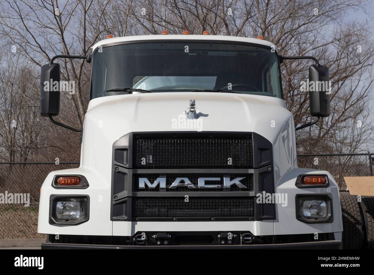 Indianapolis - Circa Marzo 2022: Mack semi trattore rimorchio camion per la vendita. Mack Trucks è di proprietà di Volvo. Foto Stock