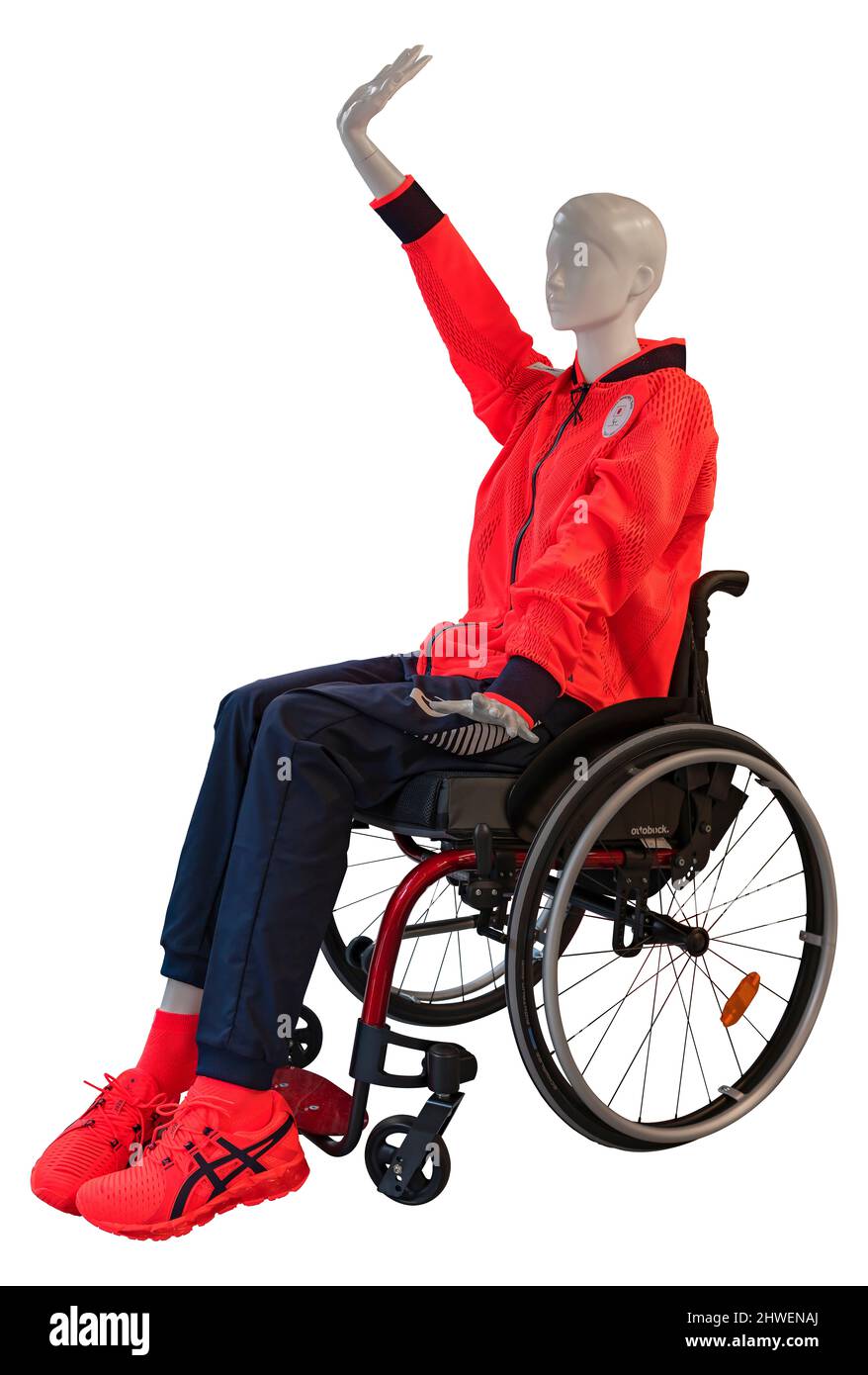 tokyo, giappone - agosto 30 2021: Clipping isolato fotografia di un manichino raffigurante un atleta disabile seduto su una sedia a rotelle e che indossa la offic Foto Stock