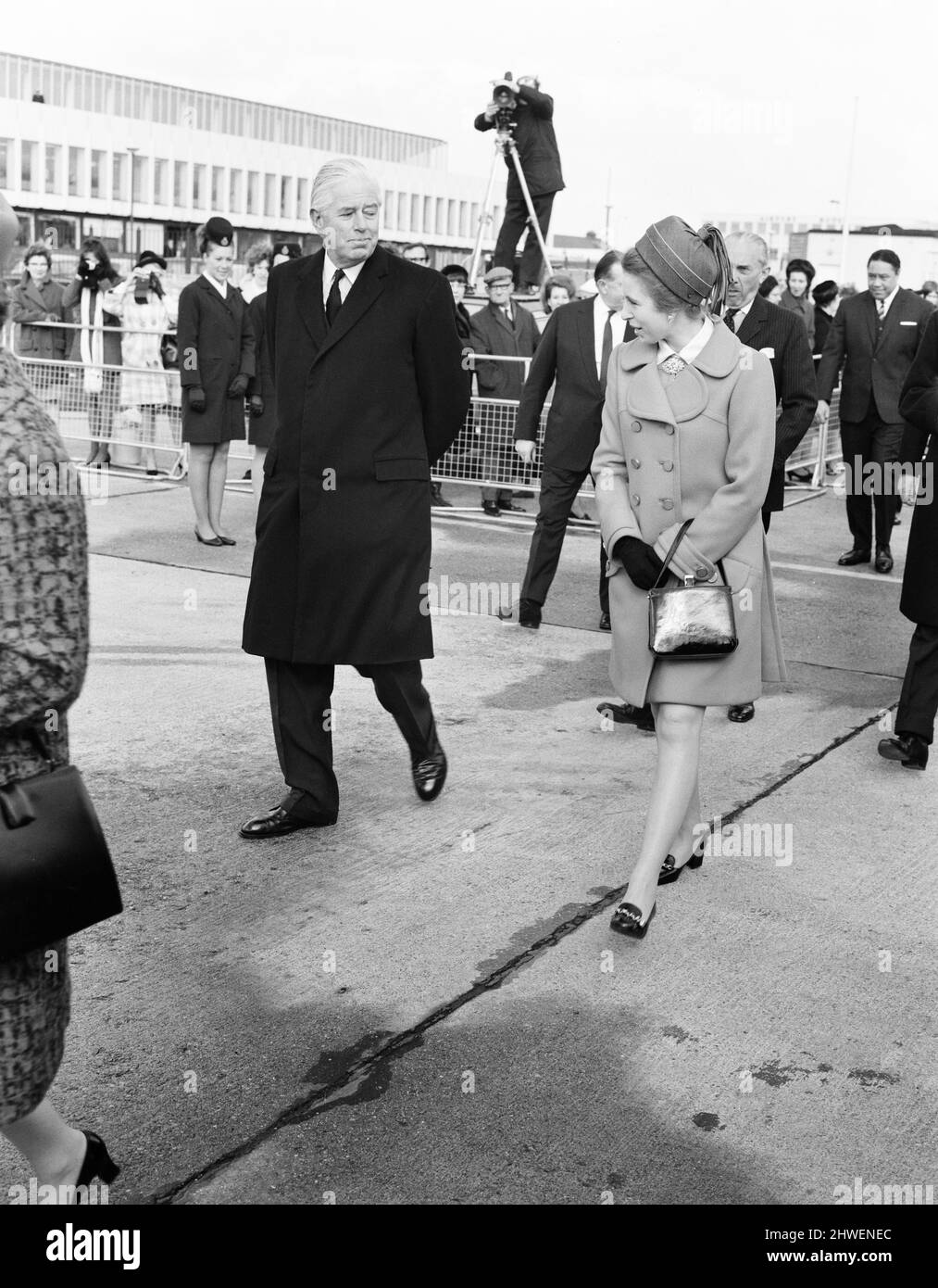 La Regina e la Principessa Anne, nella foto dell'aeroporto di Heathrow, 2nd marzo 1970. Sulla loro strada per l'Australia, in una visita di nove settimane a Fiji, Tonga, Nuova Zelanda e Australia. Il Duca di Edimburgo si unirà a loro stasera a Vancouver, ha suonato polo in Messico dopo la sua visita a Cape Kennedy. Il Principe di Galles si metterà in pari con il Partito reale il 12th marzo a Wellington. Foto Stock