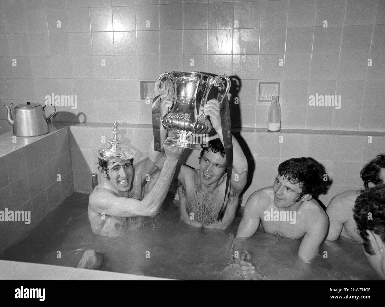 Replay finale fa Cup a Old Trafford. Chelsea 2 contro Leeds United 1 dopo il tempo extra. Il portiere del Chelsea Peter Bonetti e Tommy Baldwin, festeggiano in bagno con il trofeo dopo la partita. 29th aprile 1970. Foto Stock