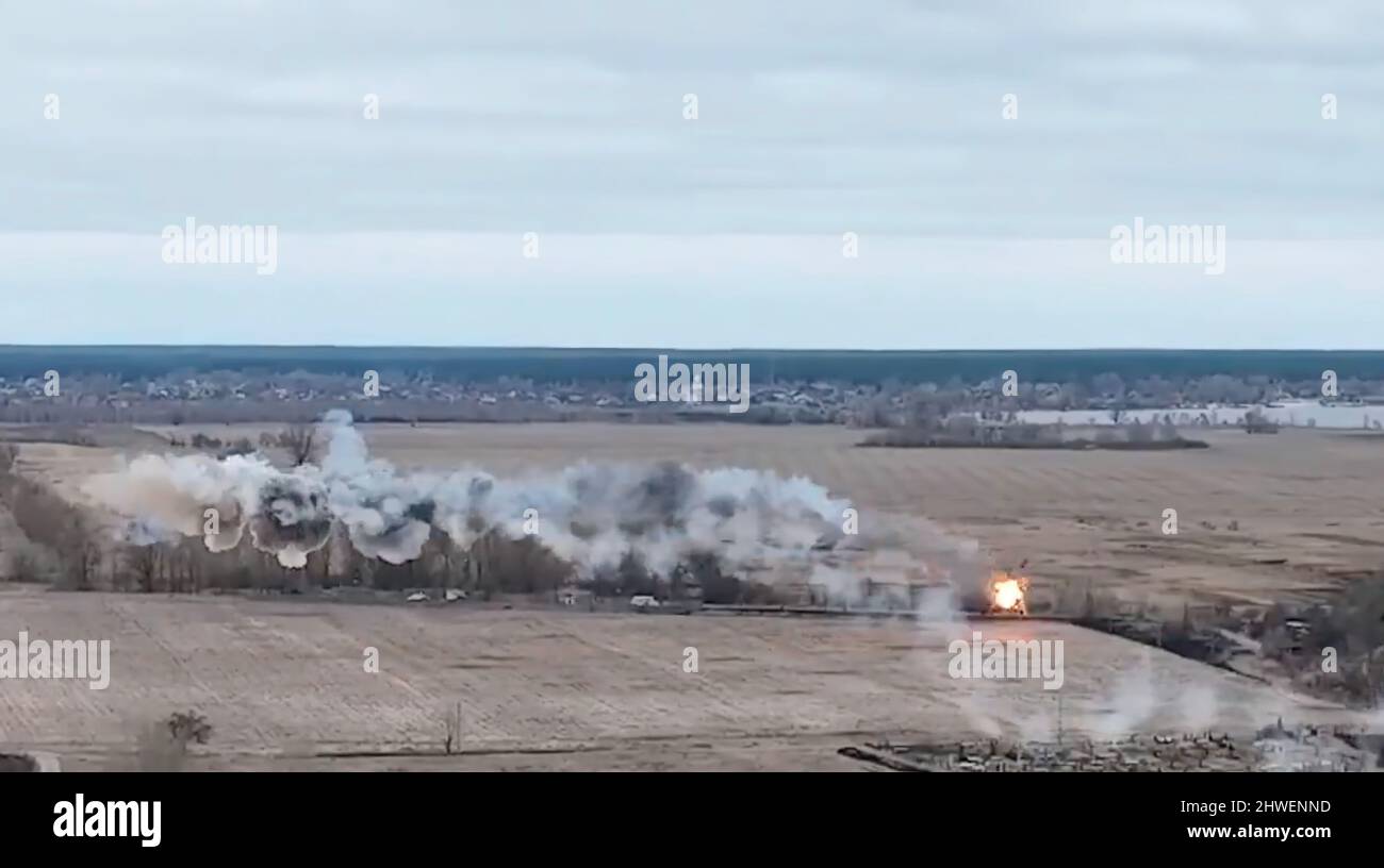 Le forze armate ucraine riferiscono di aver abbattito un elicottero dell'esercito russo con un missile antiaircfaft sul territorio ucraino durante l'invasione russa. Foto Stock