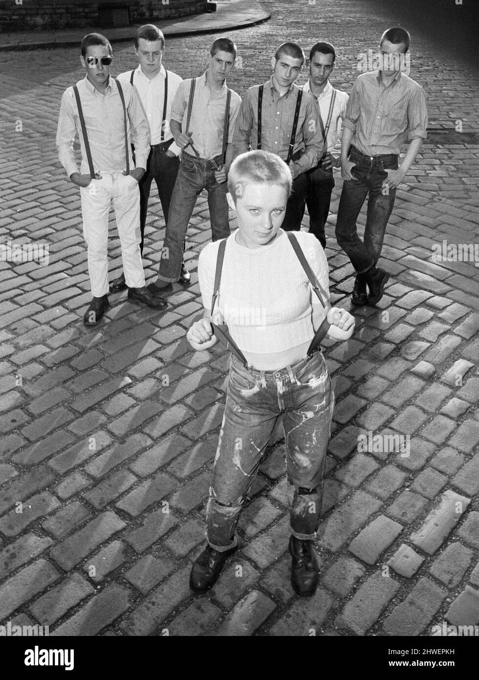 Janet Askham, adolescente di diciassette anni di skinhead, si pone con i suoi amici a casa sua a Huddersfield, West Riding of Yorkshire. 6th giugno 1970. Foto Stock