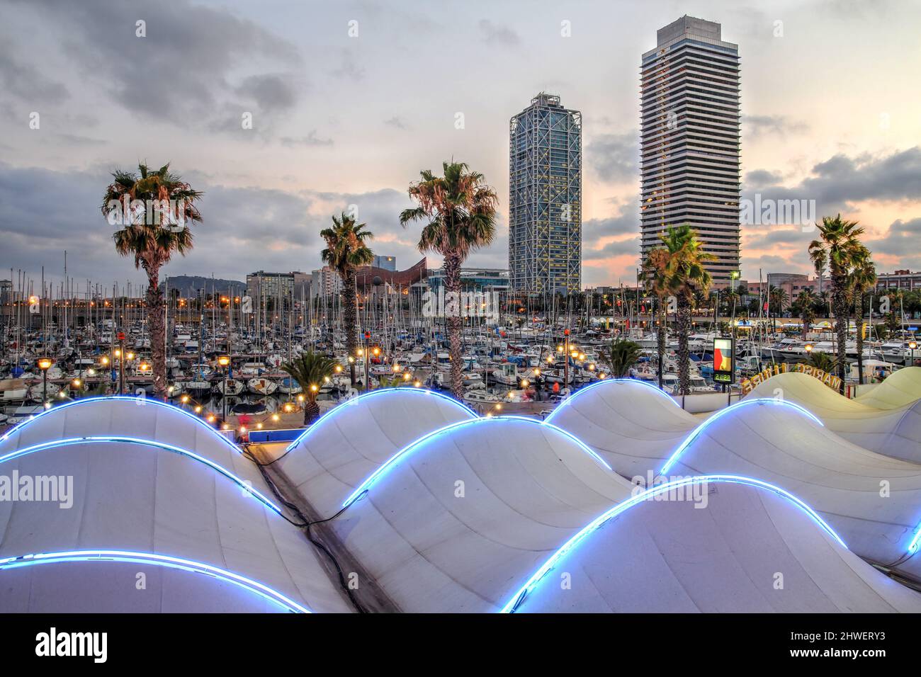Composizione serale di Port Olimpic (Porto Olimpico) a Barcellona, Spagna. Appena ad est del porto di Barcellona, è stato aperto nel 1991 per ospitare la vela ev Foto Stock