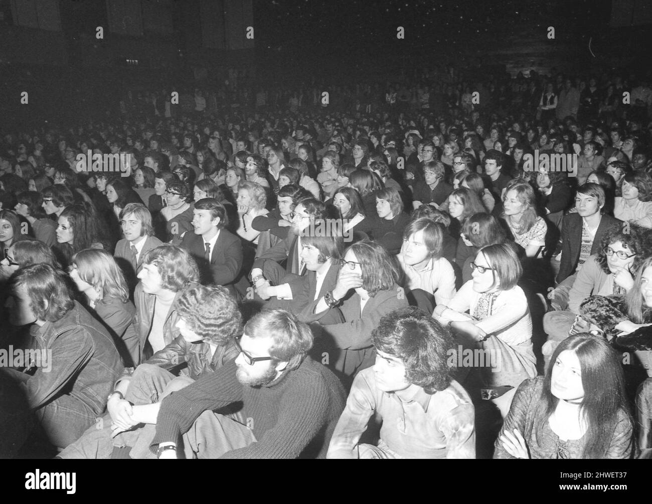 L'OMS è apparsa in concerto presso il Lanchester Polytechnic Students' Union Building. La band ha chiesto di costruire una nuova fase al costo di £100 e come la polizia ha limitato il numero di persone per motivi di sicurezza l'Unione degli studenti si levano in piedi per fare una grande perdita. Il gruppo è stato pagato £1.200 per l'apparizione. Il segretario sociale dell'Unione degli studenti, Bob Jones, che ha organizzato la visita del gruppo ha detto di essere molto soddisfatto del concerto. Dopo la mostra il gruppo si unì a lui per celebrare il suo 21st compleanno. 28th novembre 1970 Foto Stock