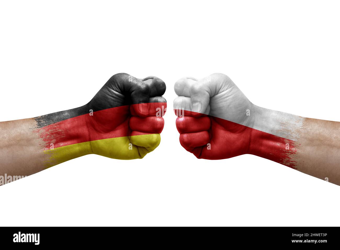 Due mani si pugno l'una all'altra su sfondo bianco. Bandiere di paese dipinte pugni, conflitto di crisi concetto tra germania e polonia Foto Stock