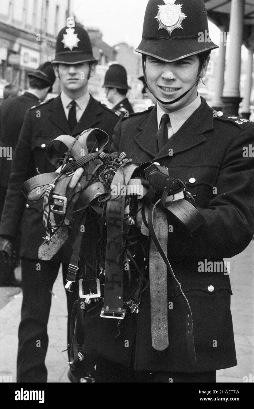 La polizia di Southend ha fermato tutti i possibili creatori di problemi,  facendoli rimuovere bottoni, bretelle e cinture da raccogliere più tardi  quella sera alla stazione locale. 30th marzo 1970 Foto stock -