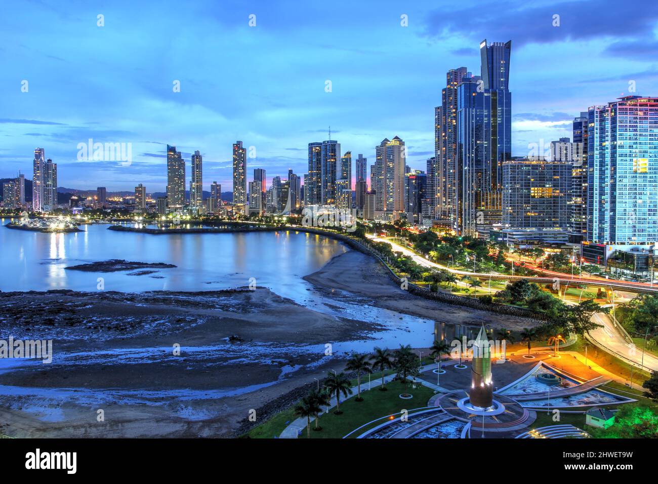 Skyline di Panama City visto da Punta Paitilla lungo la Cinta Costera al crepuscolo Foto Stock
