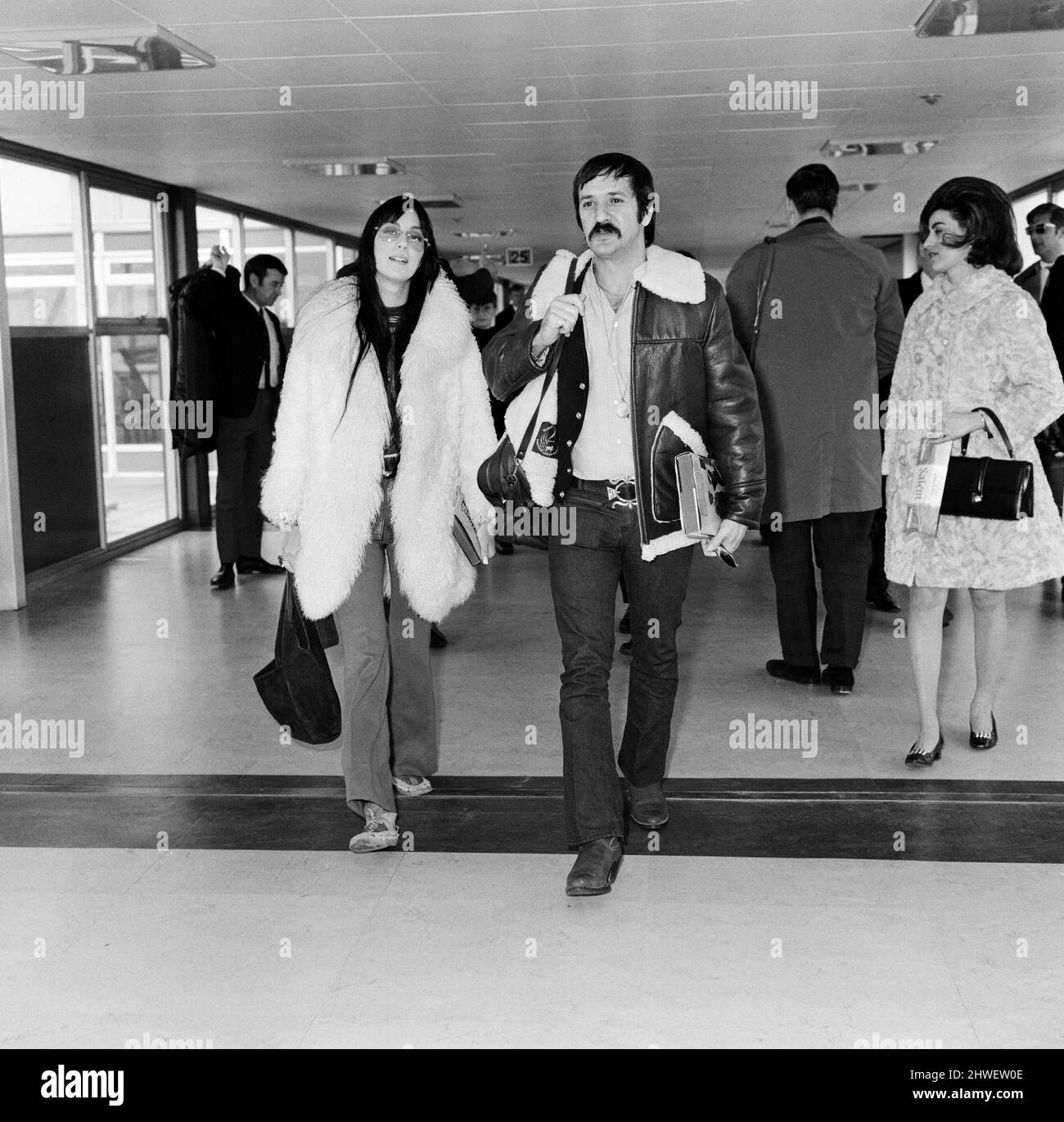 I cantanti pop americani Sonny e Cher all'arrivo all'aeroporto di Heathrow. 5th aprile 1969. Foto Stock