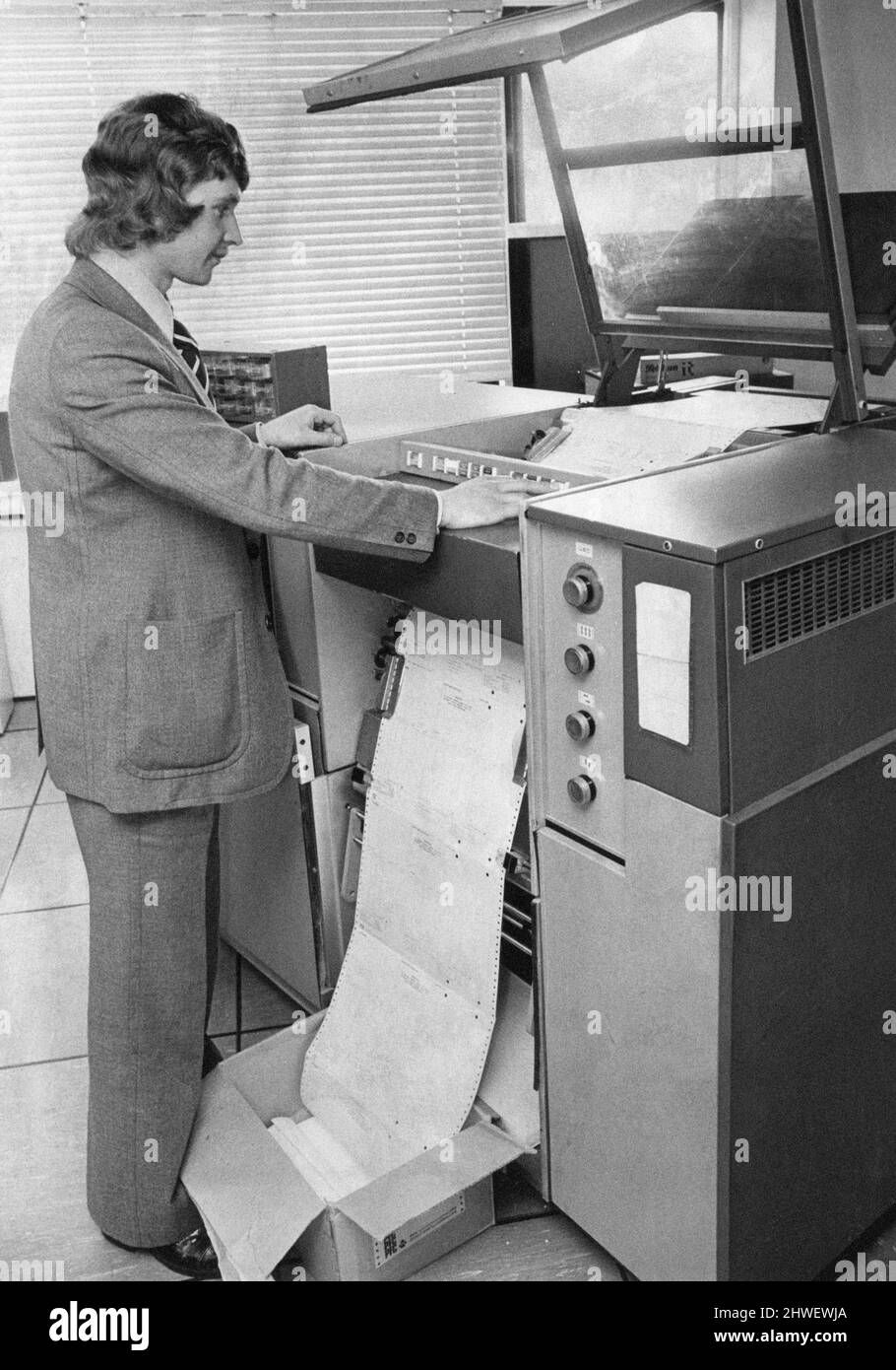 Computer Services Center Ltd, nuovo centro di Long Lane, Aintree, Liverpool, Circa 1970. Fatture in corso di stampa e pronte per l'invio. Foto Stock