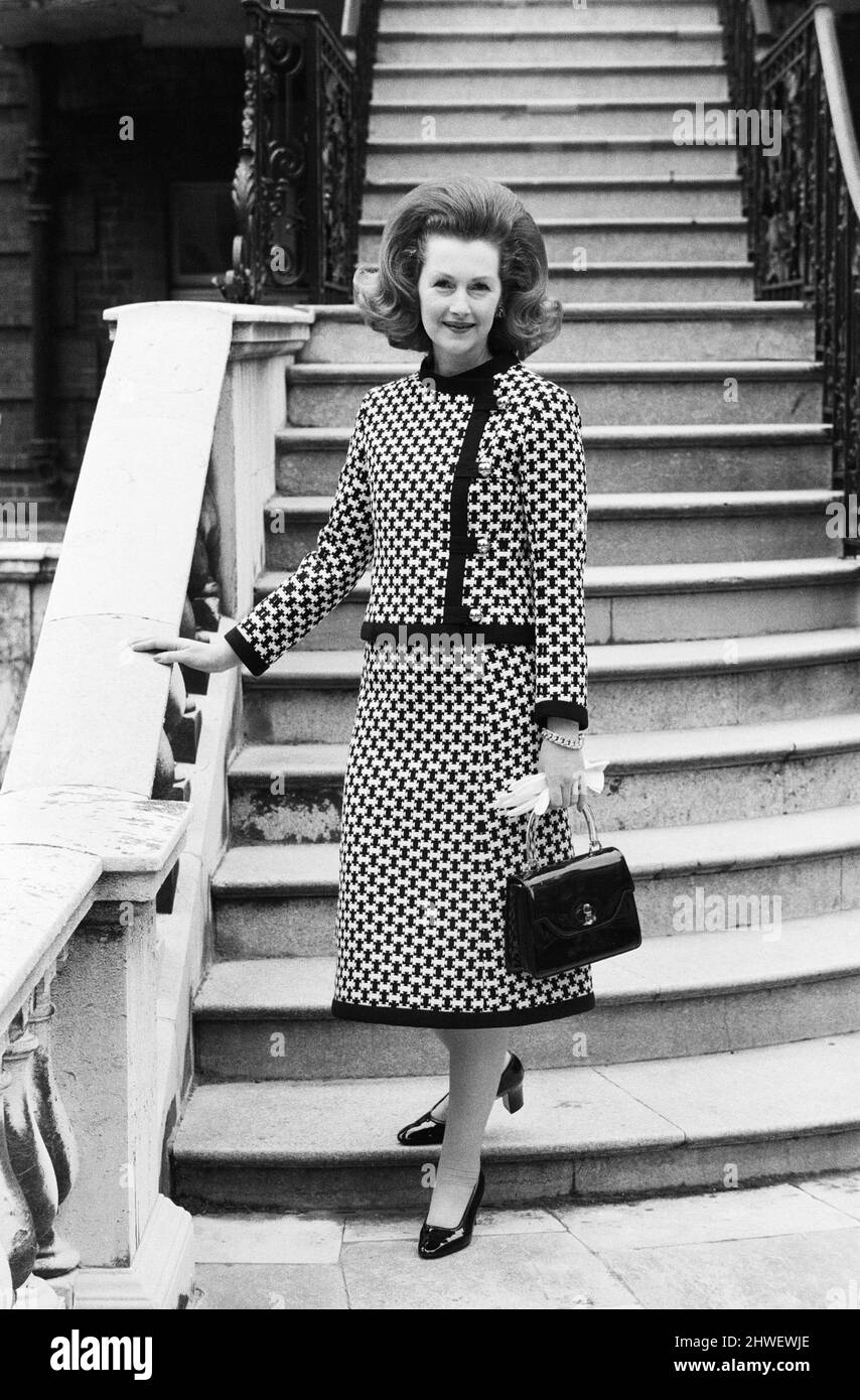 Lady Dartmouth, figlia di Alexander McCorquodale e romantic romanziere Dame Barbara Cartland, ha votato una delle 10 migliori donne di abbigliamento del paese. È raffigurata a casa sua con un costume midi in due pezzi in bianco e nero, con un paio di nuove scarpe slimline dalla Francia. 21st settembre 1970. Foto Stock