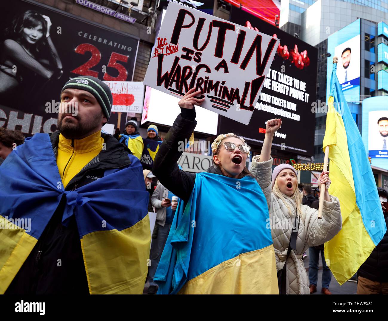 New York, Stati Uniti. 5th marzo 2022 -- New York City, New York, unisce gli stati: Dimostranti che protestano l'invasione russa dell'Ucraina in un raduno a Times Square di New York City questo pomeriggio. Credit: Adam Stoltman/Alamy Live News Foto Stock