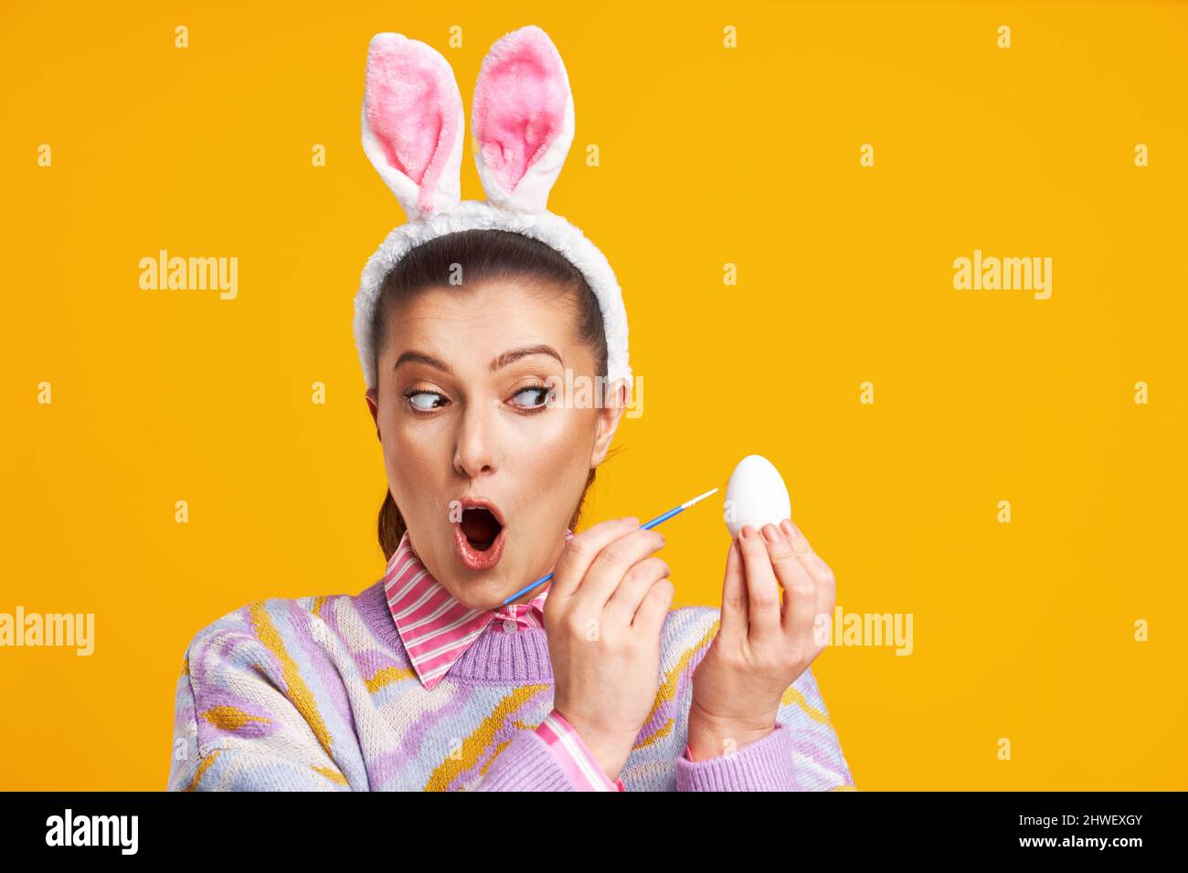 Studio di foto di donna su sfondo giallo pasqua stile Foto Stock