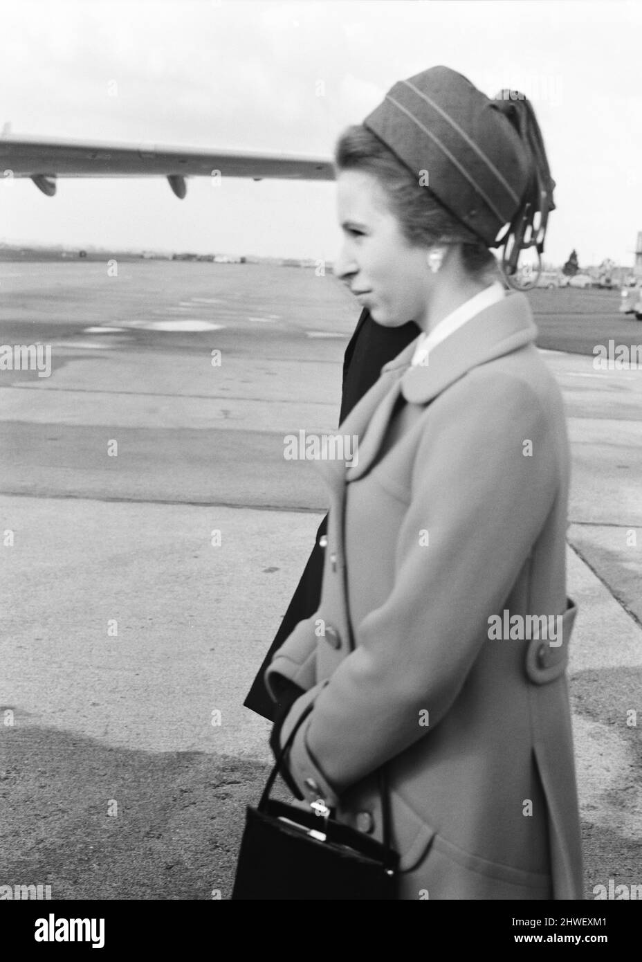 La Regina e la Principessa Anne, nella foto dell'aeroporto di Heathrow, 2nd marzo 1970. Sulla loro strada per l'Australia, in una visita di nove settimane a Fiji, Tonga, Nuova Zelanda e Australia. Il Duca di Edimburgo si unirà a loro stasera a Vancouver, ha suonato polo in Messico dopo la sua visita a Cape Kennedy. Il Principe di Galles si metterà in pari con il Partito reale il 12th marzo a Wellington. Foto Stock