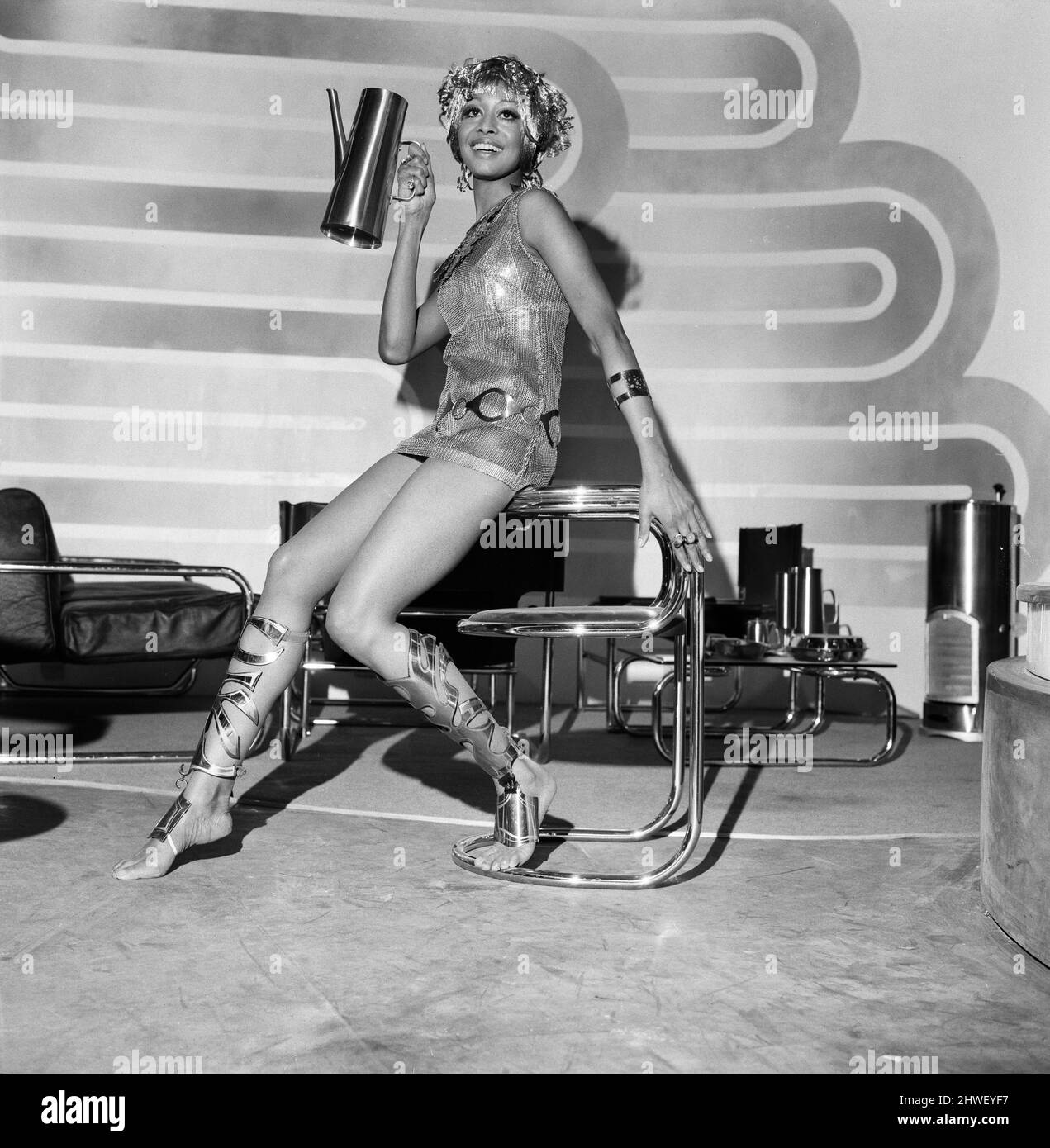 Daily Mail Ideal Home Exhibition, Olympia. Modello, Valerie St Helene di Curacao, sullo stand della British Steel Corporation, vestito con una parrucca d'acciaio, un abito d'acciaio e gioielli d'acciaio. 2nd marzo 1970. Foto Stock