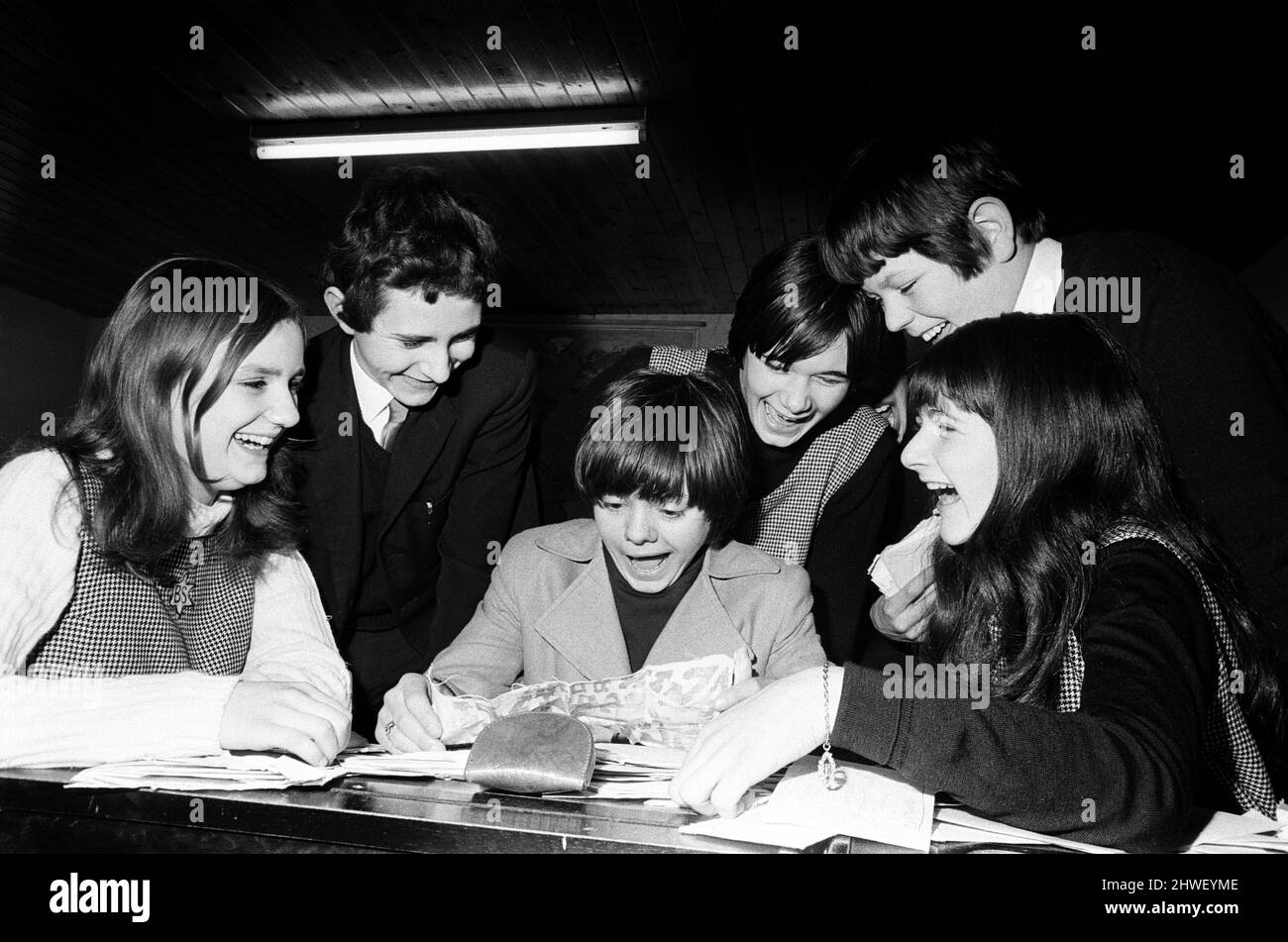 L'attore Jack Wild di 16 anni che ha giocato il ruolo di Artful Dodger nel film musicale Lionel Bart del 1968 Oliver! Nella foto è stato possibile visitare i compagni di scuola della Barbara Speake Drama School, aprendo un po' di posta ai fan. East Acton, Londra. 27th marzo 1969. Foto Stock