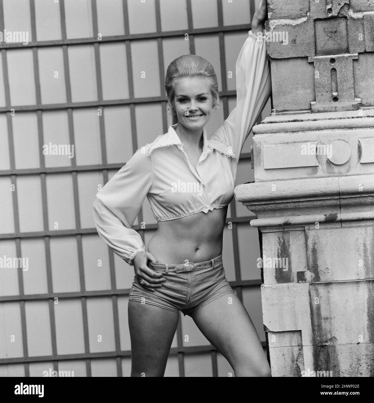 Nuova incoronata Miss Regno Unito, 21 anni Yvonne Ormes di Cheshire, pone per un Daily Mirror moda sparare. Rappresenterà il Regno Unito nel concorso Miss World. 23rd agosto 1970. Foto Stock