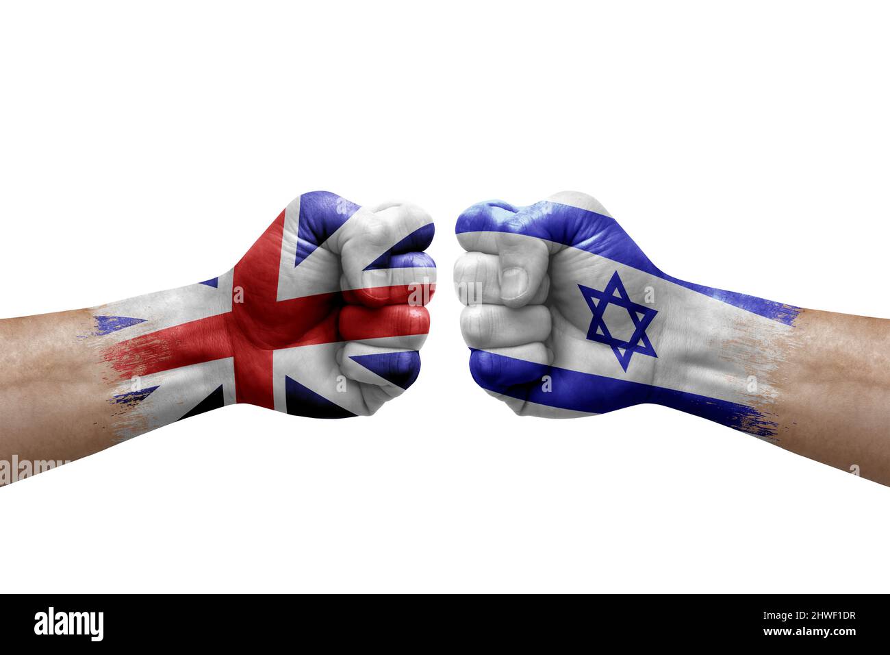 Due mani si pugno l'una all'altra su sfondo bianco. Bandiere di paese dipinse i pugni, concetto di crisi di conflitto tra la Gran bretagna e israele Foto Stock