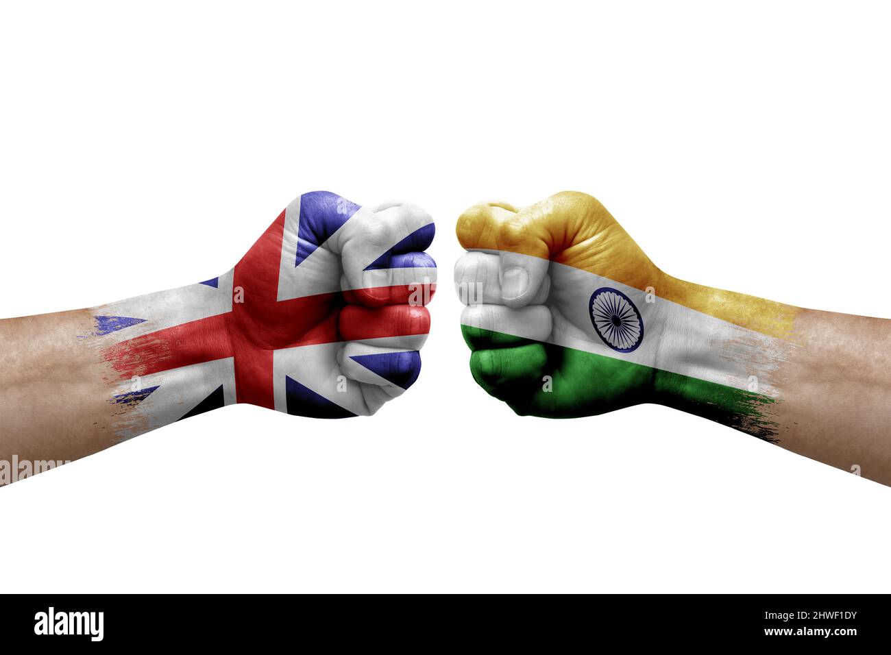 Due mani si pugno l'una all'altra su sfondo bianco. Le bandiere di paese dipinse i pugni, concetto di crisi di conflitto fra la Gran bretagna e l'india Foto Stock