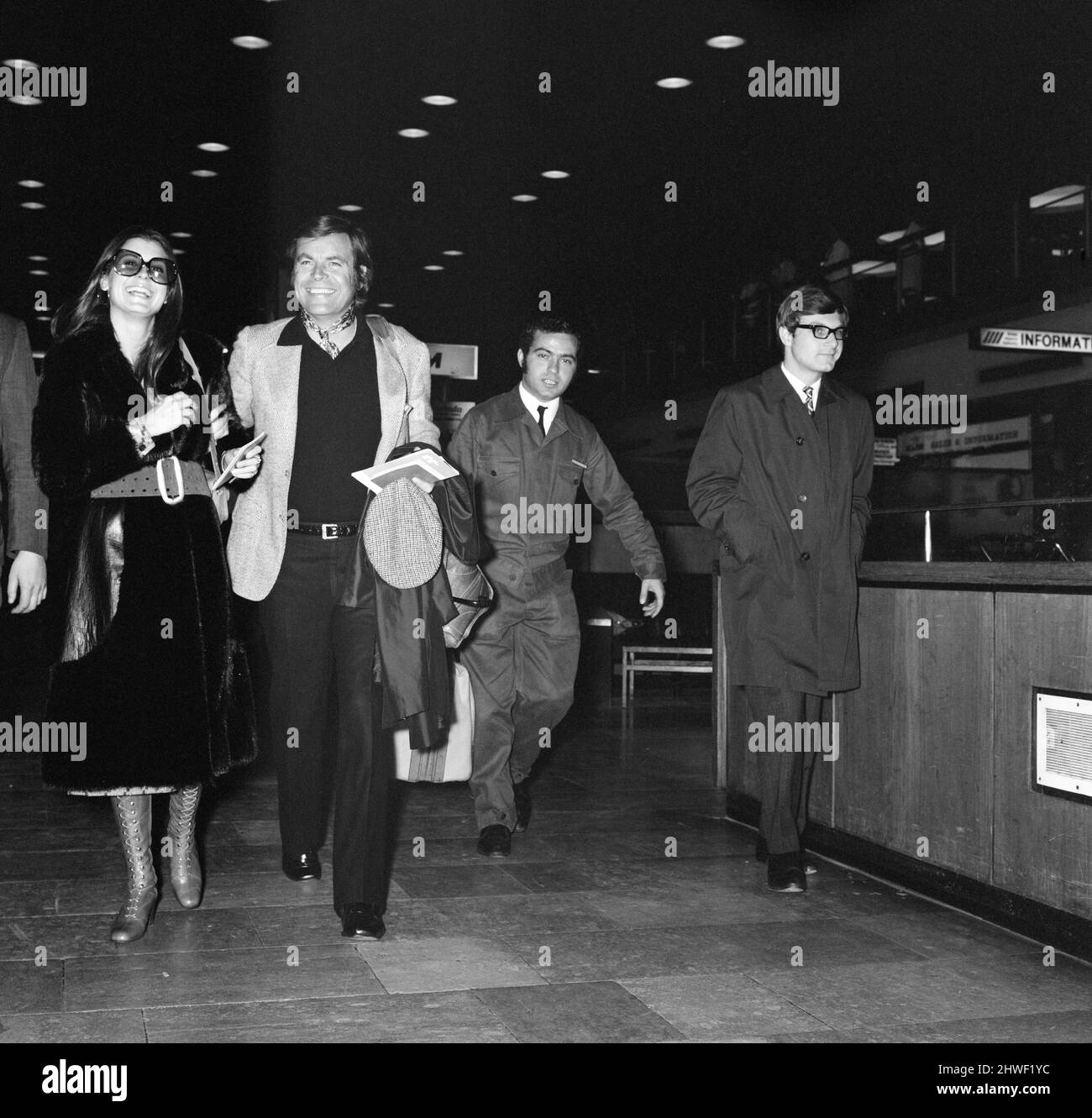 Il check-in all'aeroporto di Londra Heathrow è stato Tina Sinatra, figlia più giovane della cantante Frank Sinatra, e suo marito-to-be, l'attore Robert Wagner, che tornerà domenica per iniziare un nuovo film. 21st novembre 1970. Foto Stock