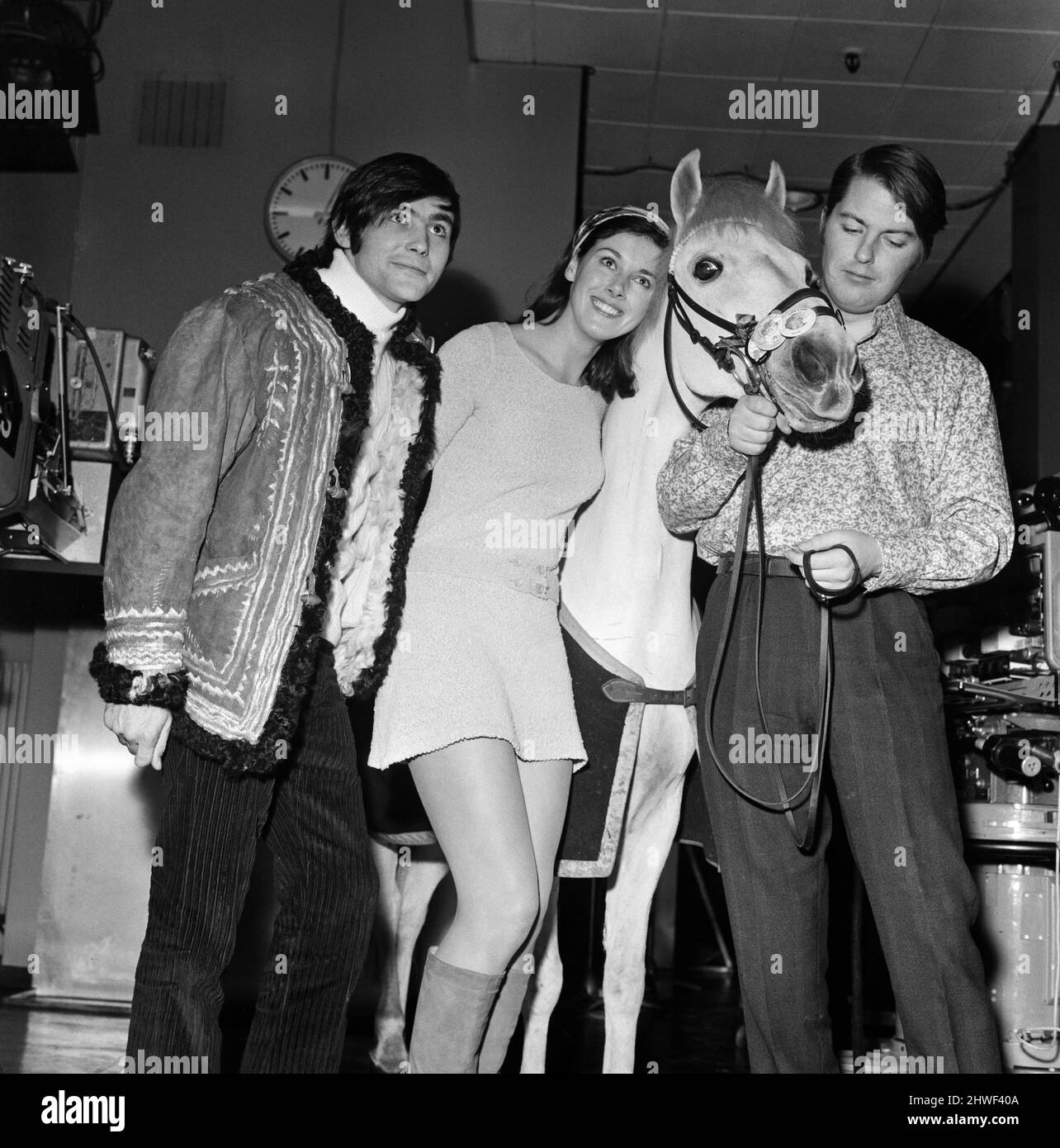 Da sinistra a destra, Tony Bastable, Susan Stranks con 'Puff' un pony montano gallese e Pete Brady, tre dei presentatori del programma 'Magpie'. Il programma presenterà il pony e mostrerà agli spettatori i processi di buona cura e cura dei cavalli. 13th gennaio 1969. Foto Stock