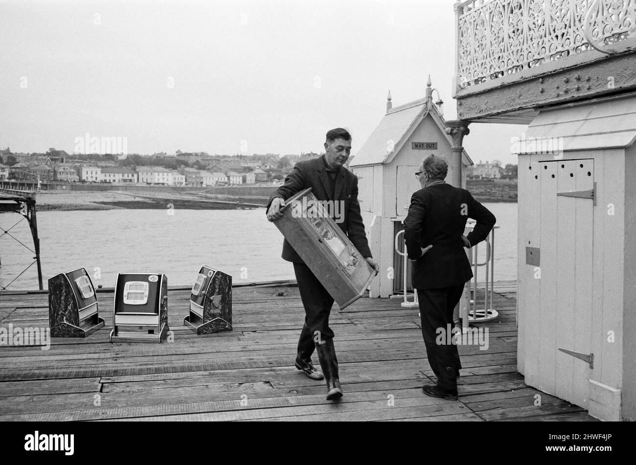 Tre banditi armati uno che sono stati maroonati per un fine settimana a Clevedon, Somerset, sono stati salvati in barca. Ma altre quattro slot machine dovevano essere lasciate indietro quando i mari agitato renevano l'operazione troppo pericolosa. Piermaster Bernard Faraway, di 50 anni, ha guidato l'operazione di salvataggio. La testa del molo è stata tagliata fuori dalla terraferma una settimana fa, quando una sezione del molo del 200ft è crollata durante le prove di sicurezza. Un'indagine commissionata dal Clevedon Council s per decidere se riparare o demolire il molo lungo 1000ft. 23rd ottobre 1970. Foto Stock