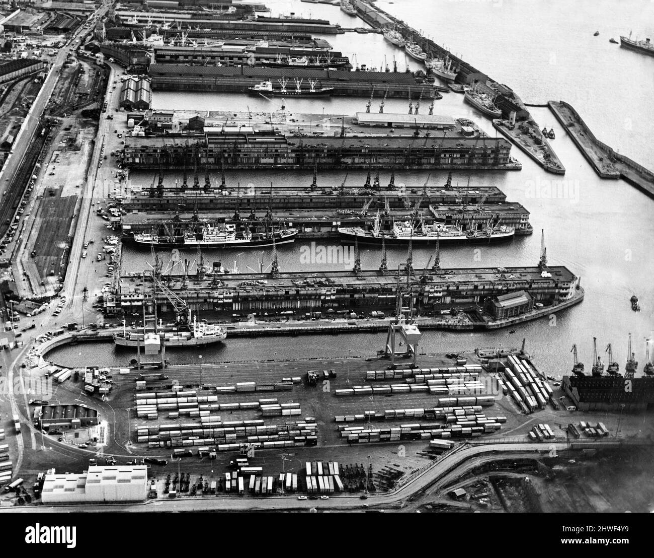 Fotografia aerea che mostra l'ormeggio dei £1 milioni di container al bacino di Gladstone, costruito come misura provvisoria mentre il molo dei container Seaforth è completato. L'immagine mostra le linee di contenitori in attesa di essere caricati a bordo rilegati per tutte le parti del globo tyne. Guardando più a sud si trova il complesso sistema di bacini di Gladstone. Foto Stock