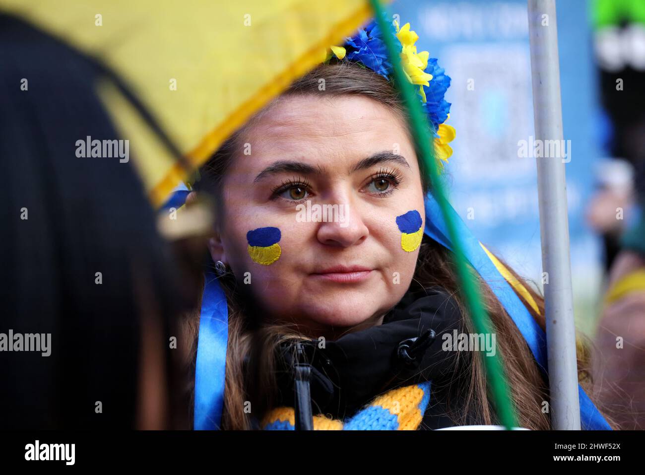 New York, Stati Uniti. 5 marzo 2022 - New York City, New York, unisce gli stati: Un protestore indossa i colori della bandiera Ucraina sulle guance durante una dimostrazione contro l'invasione russa dell'Ucraina in un raduno a Times Square di New York City questo pomeriggio. Foto Stock