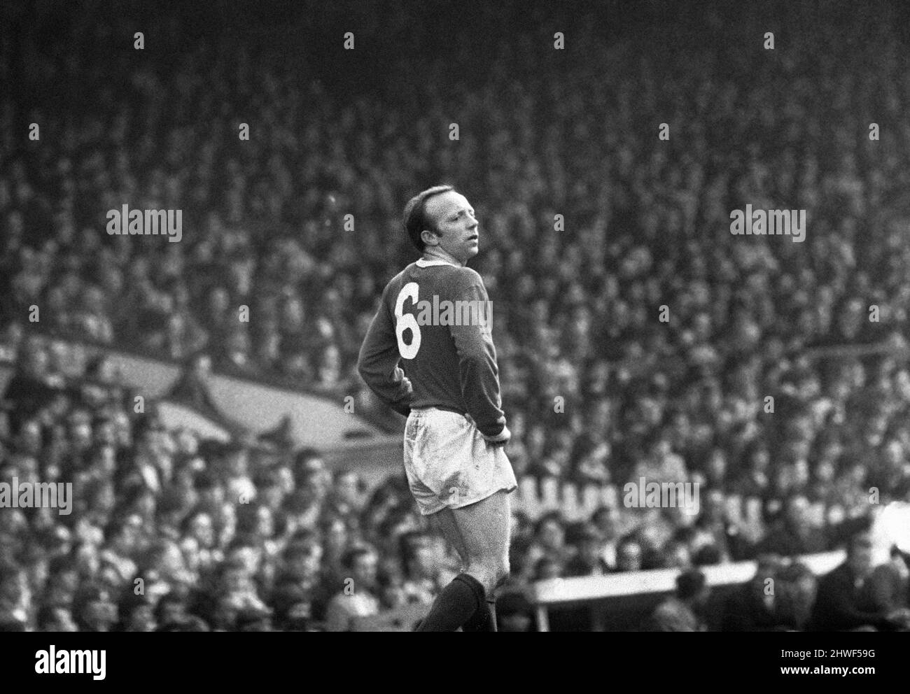 Manchester United 2-0 Burnley, Divisione uno partita a Old Trafford, sabato 19th aprile 1969. I nostri spettacoli di foto ... Nobby Stiles con uno sguardo di incredulità e frustrazione dopo essere stato prenotato, la sua terza prenotazione della stagione e deve ora affrontare il Comitato disciplinare fa. Foto Stock