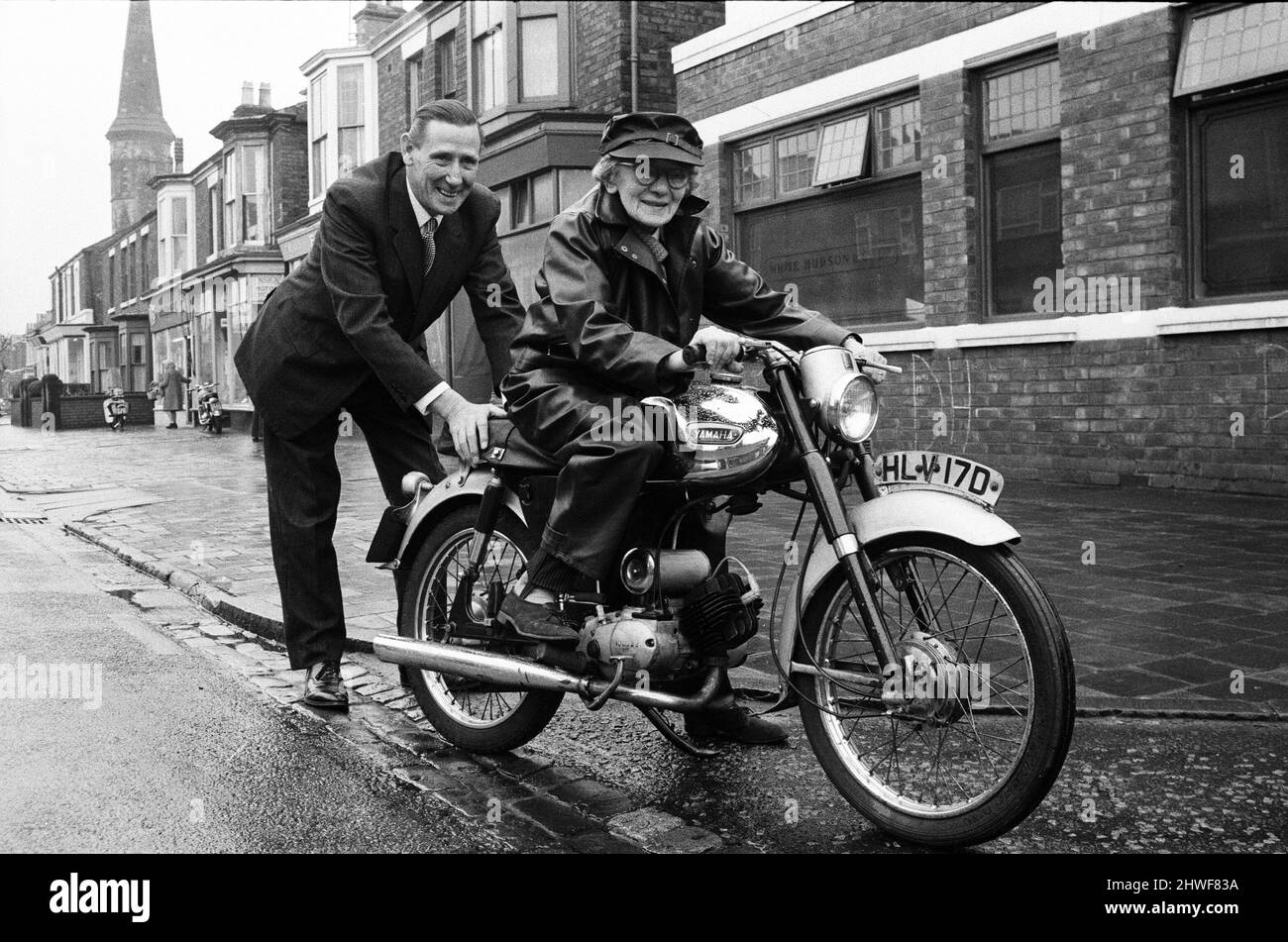 Florrie Ball di 77 anni con la sua nuova moto. 11th febbraio 1969. Foto Stock