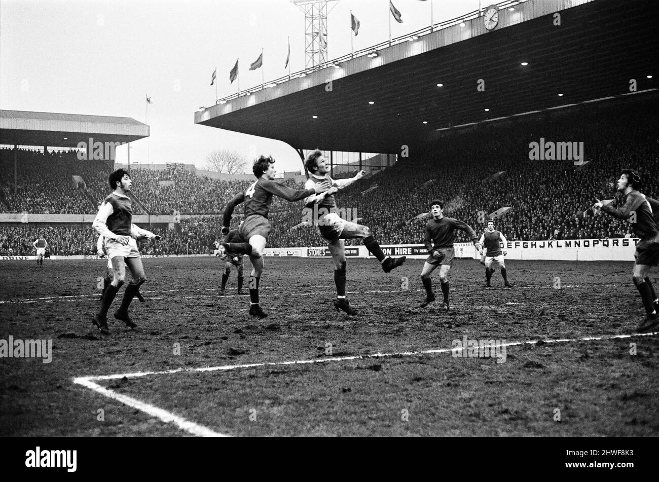 Sheffield Mercoledì v Scunthorpe United fa Cup quarto appuntamento a Hillsborough Gennaio 1970. Wednesday's Jack Whitham testa un colpo d'angolo Punteggio finale: Sheffield Wednesday 1-2 Scunthorpe United Foto Stock