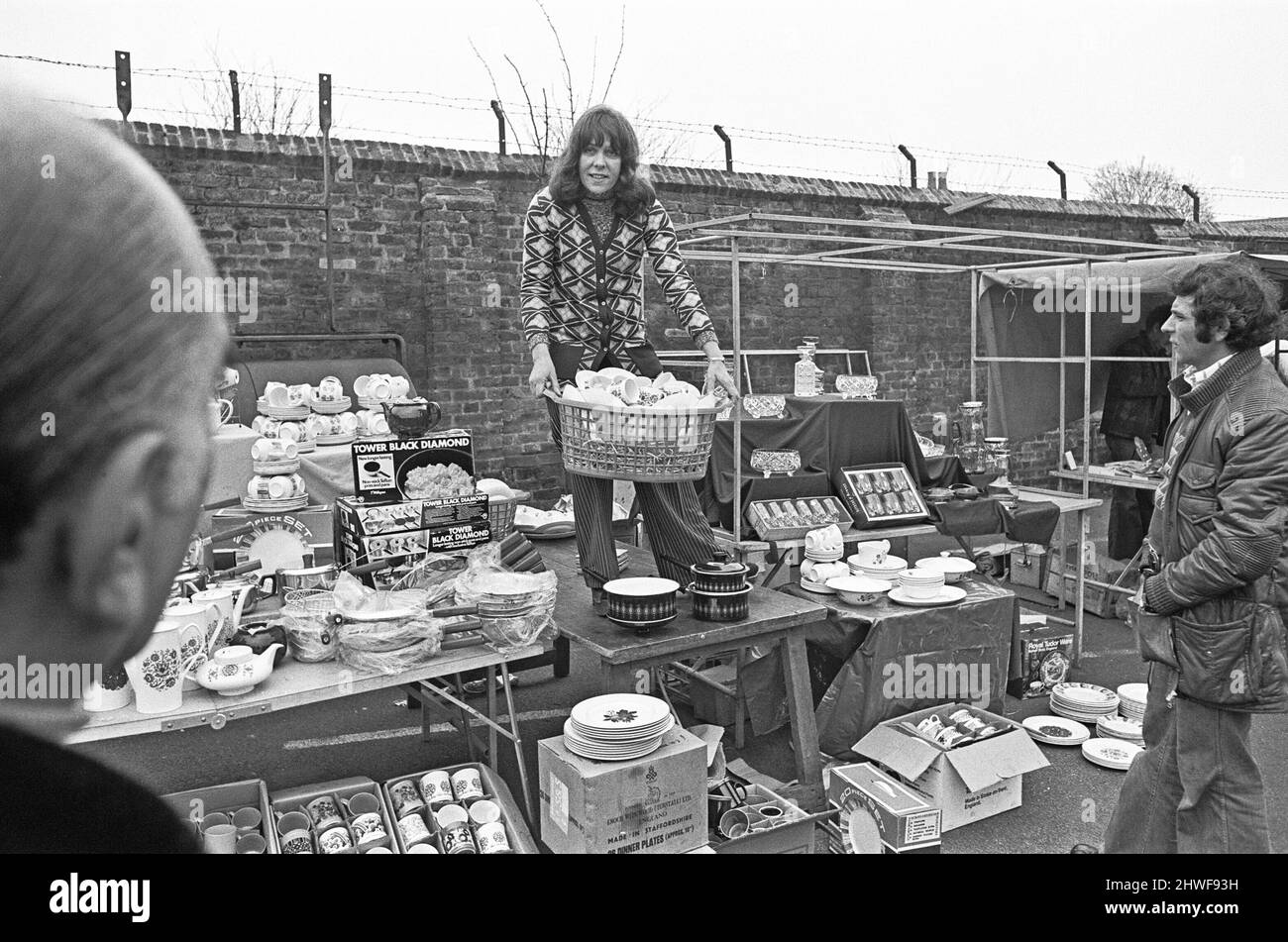 Il mercato Domenica ovale circa 1970China maggio e stalla utensili da cucina Foto Stock