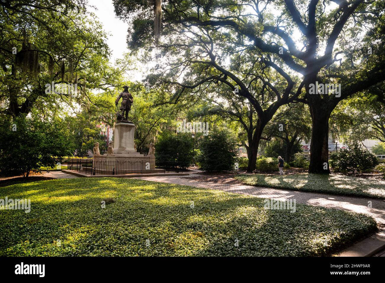 La statua di James Oglethorpe in Piazza Chippewa in un giardino urbano e nel centro storico della orgogliosa città americana di Savannah, Georgia. Foto Stock