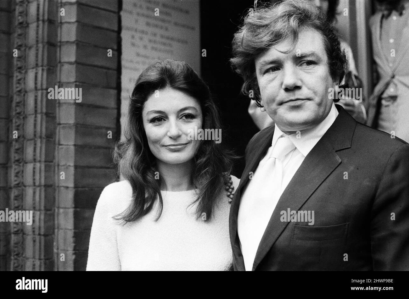 Albert Finney sposa l'attrice francese Anouk Aimee presso l'ufficio del registro di Kensington. Dopo la cerimonia la sposa lasciò l'Ufficio del Registro senza anello, non c'era anche ricevimento e luna di miele - la loro unica concessione alla tradizione era un uomo migliore che era l'attore Michael Medwin. 7th agosto 1970. Foto Stock