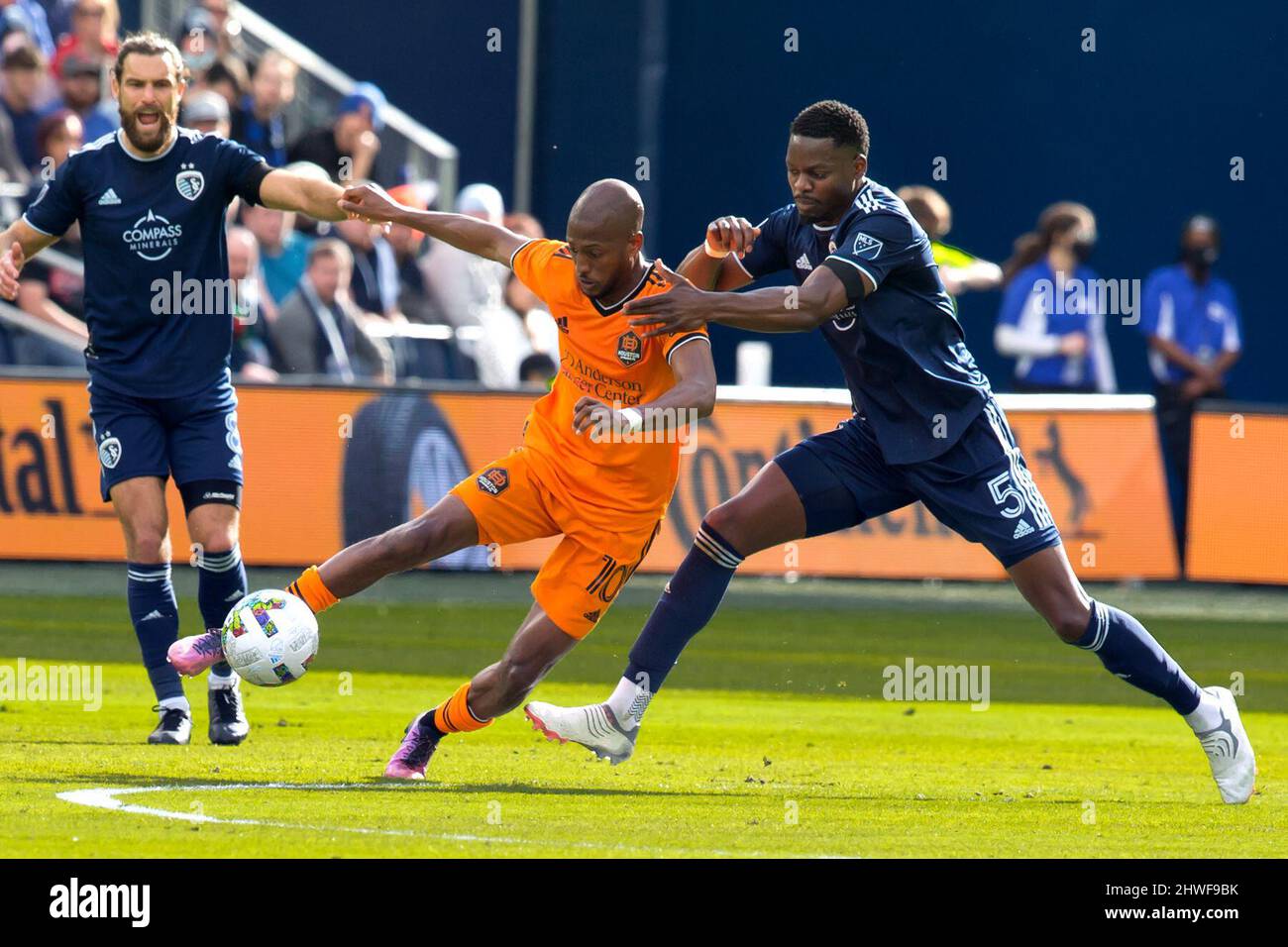 Kansas City, Kansas, Stati Uniti. 4th Mar 2022. Il centrocampista di Houston Dynamo Fabrice-Jean Picault #10 (l) mira alla difesa contro il difensore della KC sportiva Nicolas Isimat-Mirin #5 (r) durante la prima metà del gioco. (Credit Image: © Serena S.Y. Filo pressa Hsu/ZUMA) Foto Stock