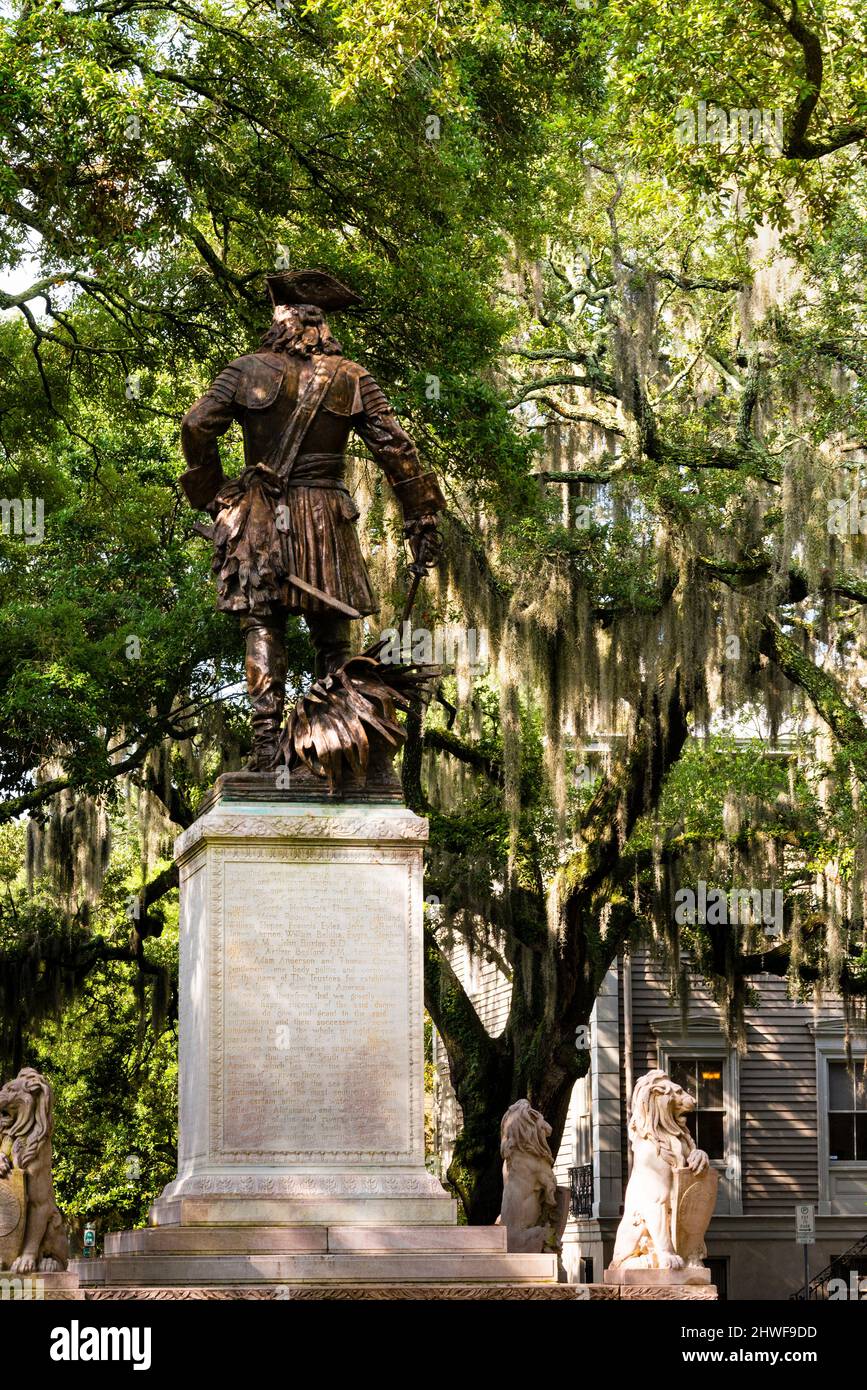 La statua di James Oglethorpe in Piazza Chippewa in un giardino urbano e nel centro storico della orgogliosa città americana di Savannah, Georgia. Foto Stock