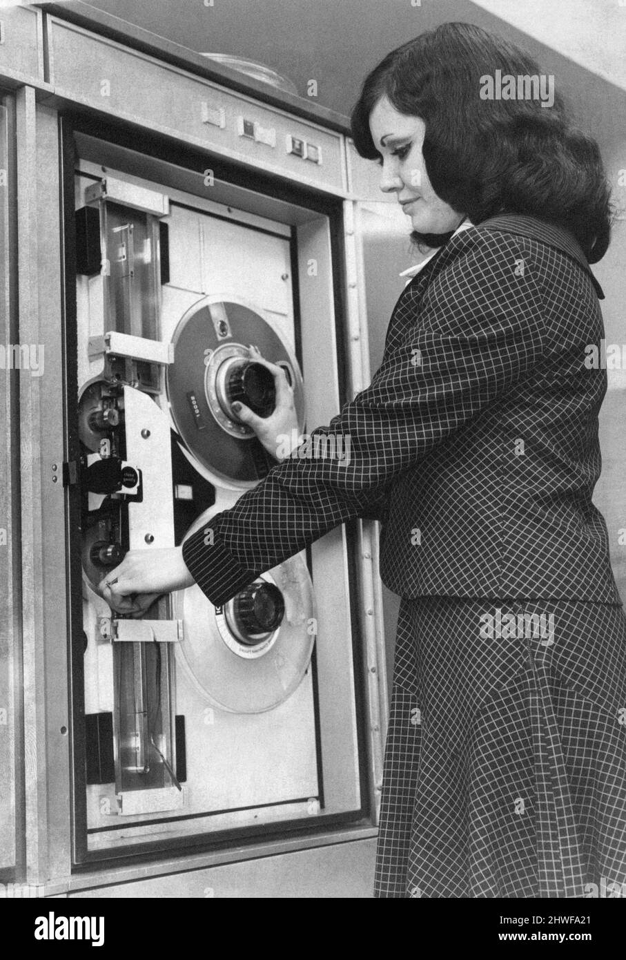 Computer Services Center Ltd, nuovo centro di Long Lane, Aintree, Liverpool, Circa 1970. Donna che inserisce il nastro magnetico. Foto Stock