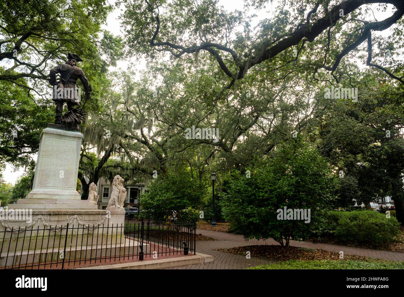 Piazza Chippewa e il monumento al fondatore di Savannah e la colonia della Georgia, il generale James Edward Oglethorpe. Foto Stock
