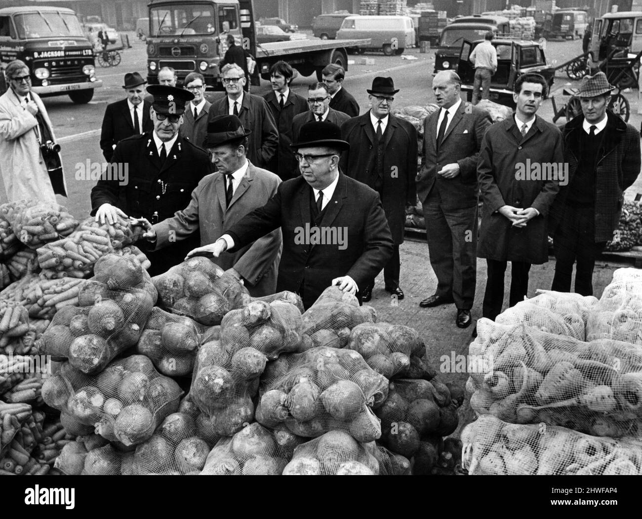 I membri del comitato per la salute e la protezione ambientale di Liverpool hanno esaminato oggi il mercato cittadino di Liverpool. Una delle loro fermate è stato al mercato all'ingrosso di frutta, verdura e fiori in Prescot Road, e la foto mostra in primo piano L-R Chief Ispettore del mercato J. Harrison, MR. F.W Morris, direttore generale del mercato e presidente della commissione, Alderman Raymond Crane. 16th ottobre 1970. Foto Stock