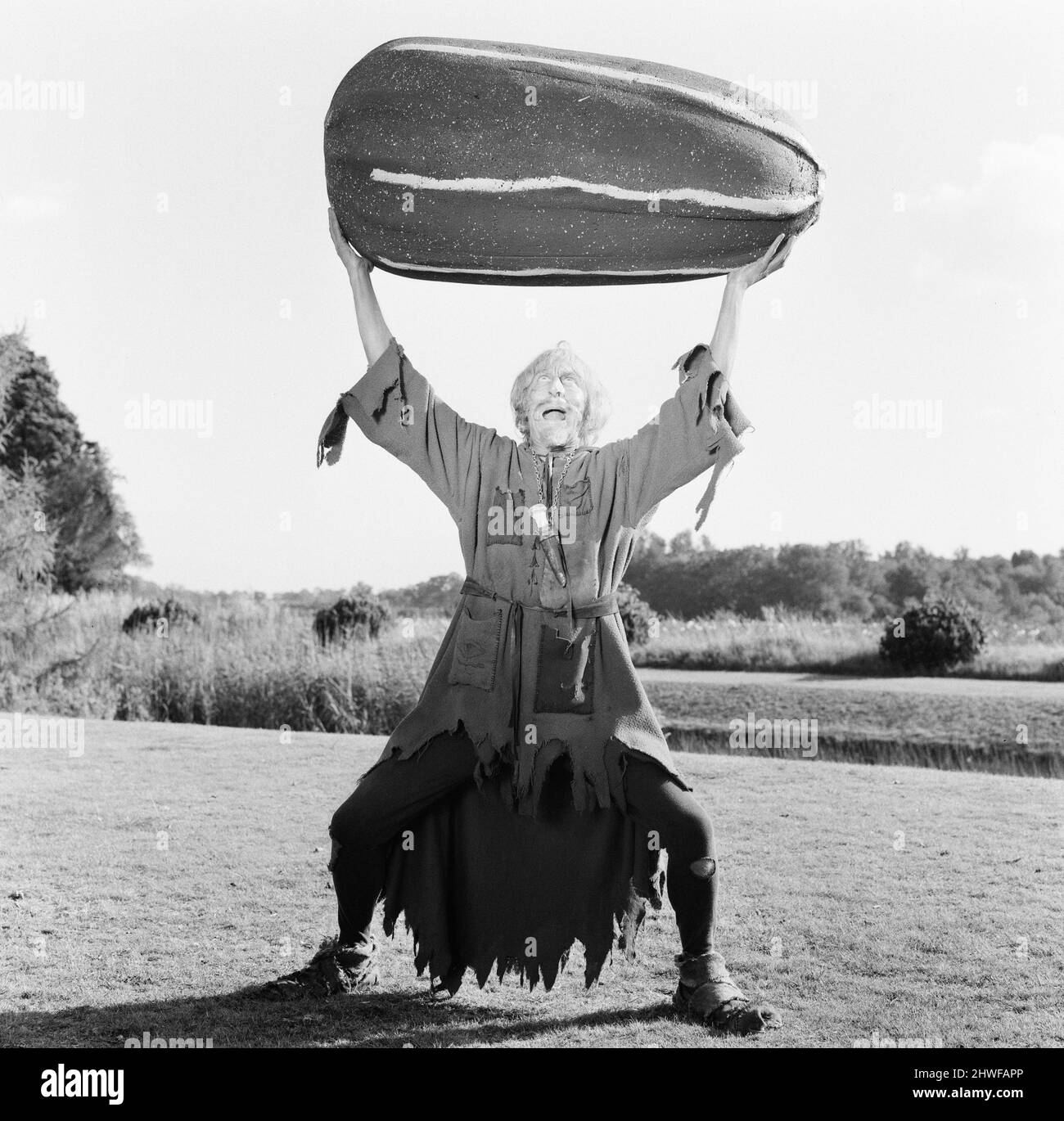 Catweasel e stoats, la serie televisiva LWT Children's, protagonista Geoffrey Bayldon come personaggio del titolo Catweasel, un eccentrico mago del 11th secolo che accidentalmente viaggia attraverso il tempo fino all'anno 1969. La nostra foto mostra, Geoffrey Bayldon in set, durante la pausa nelle scene di ripresa per un episodio in cui un tonico Catweasel sta concocting è sbagliato per fertilizzante e utilizzato per produrre enormi marrows, 8th ottobre 1970. La prima serie è stata girata per la maggior parte sul posto a Home Farm, East Clandon, vicino Guildford a Surrey, Inghilterra in 1969. Il secondo è stato girato per lo più intorno alla zona di Bayford/Brickendon di H. Foto Stock
