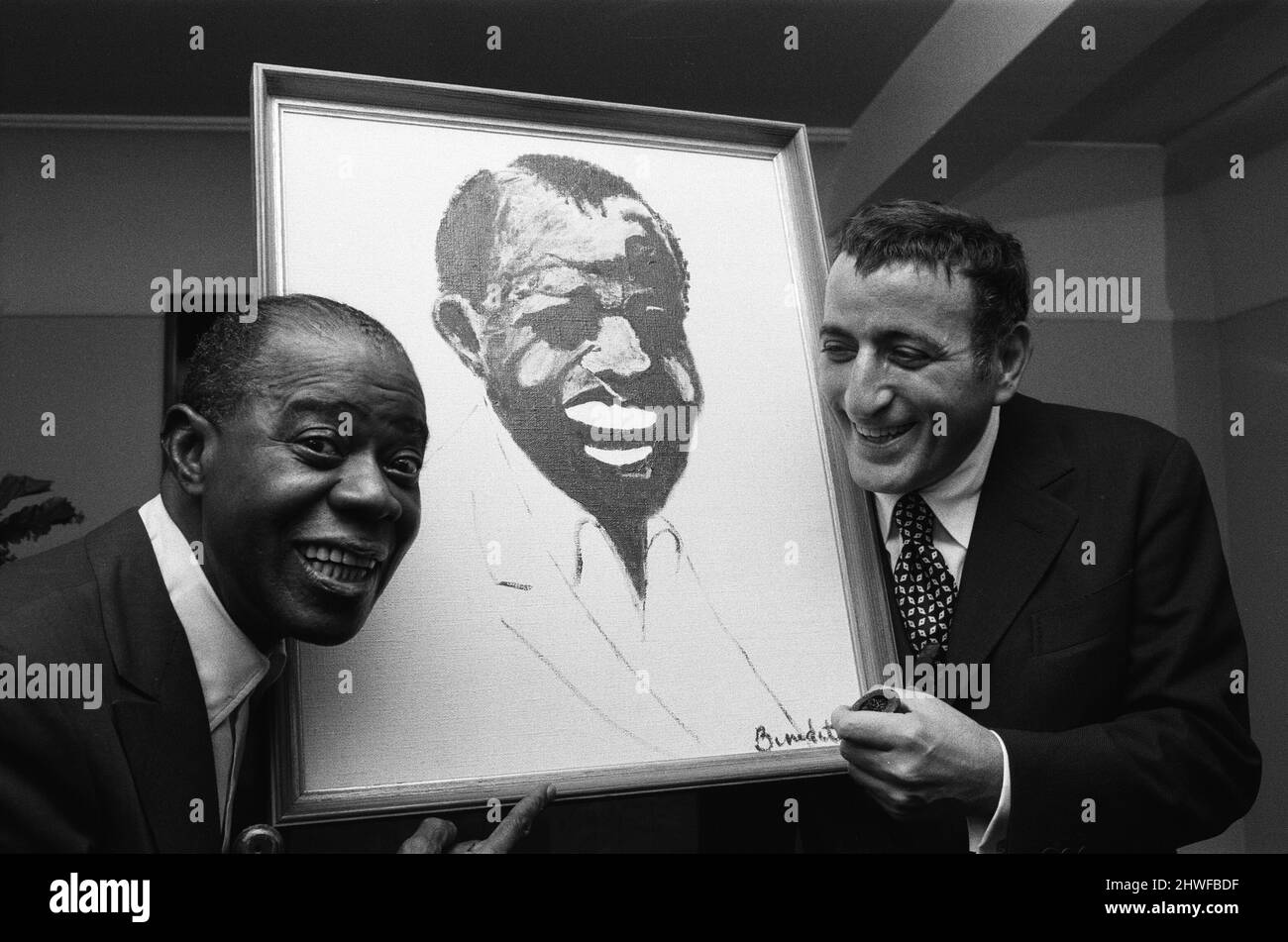 Tony Bennett, uno dei cantanti più grandi del mondo, che sta ora recando al London Palladium, ama dipingere. Il suo ultimo sforzo è un ritratto del grande Louis Armstrong. Oggi ad una reception privata del Savoy Hotel di Londra, Tony ha presentato il ritratto a Louis. 28th ottobre 1970. Foto Stock