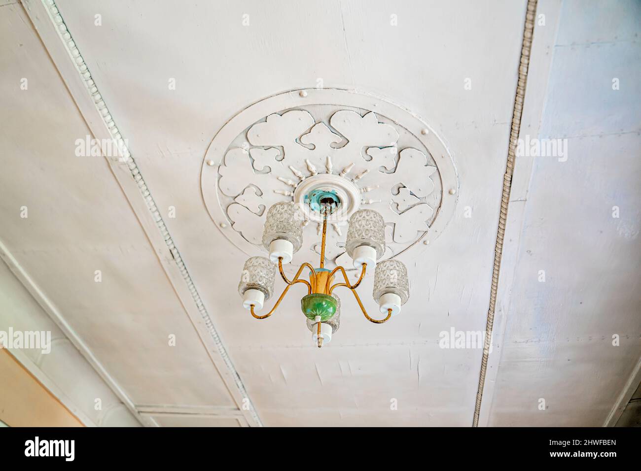 Vecchio impianto di illuminazione a soffitto polveroso, candelabro arredamento sovietico comune Foto Stock