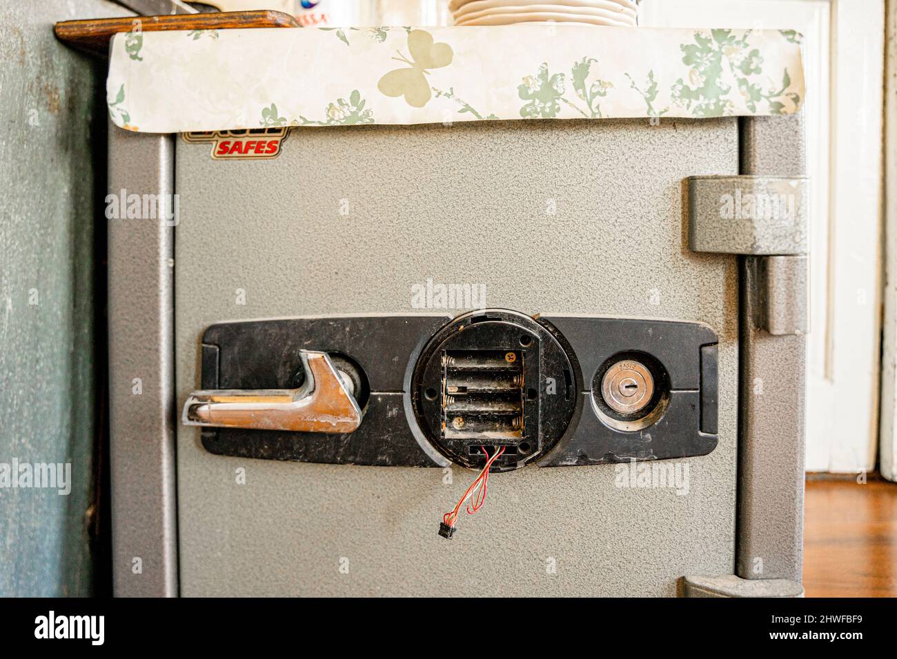 Vecchio armadietto di sicurezza mertal sovietico non funzionante, lucchetto di sicurezza usurato Foto Stock