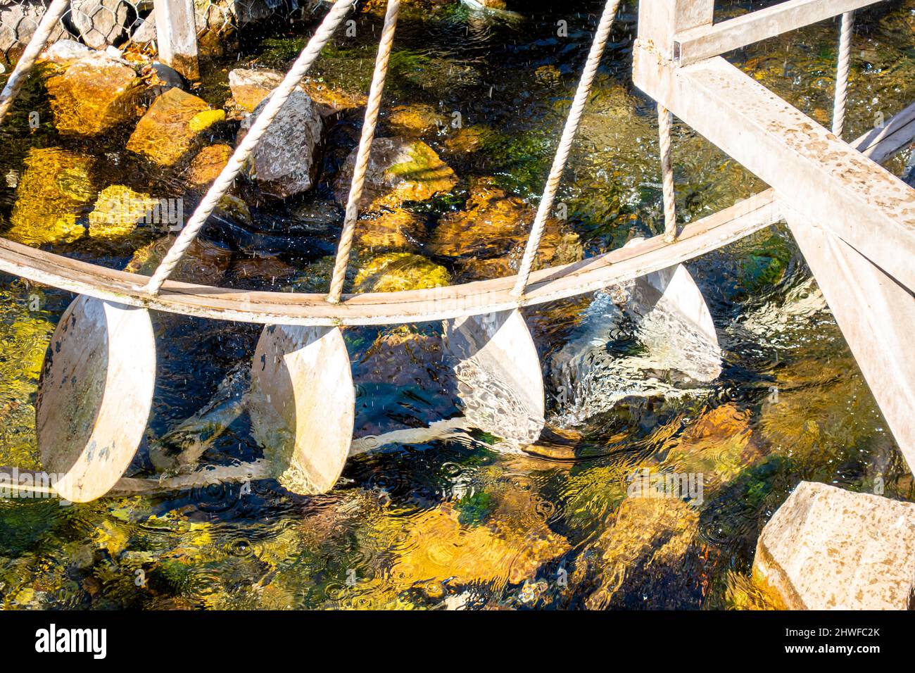 Ruota d'acqua installata sul fiume della città a Shymkent, Kazakhstan, asia centrale Foto Stock